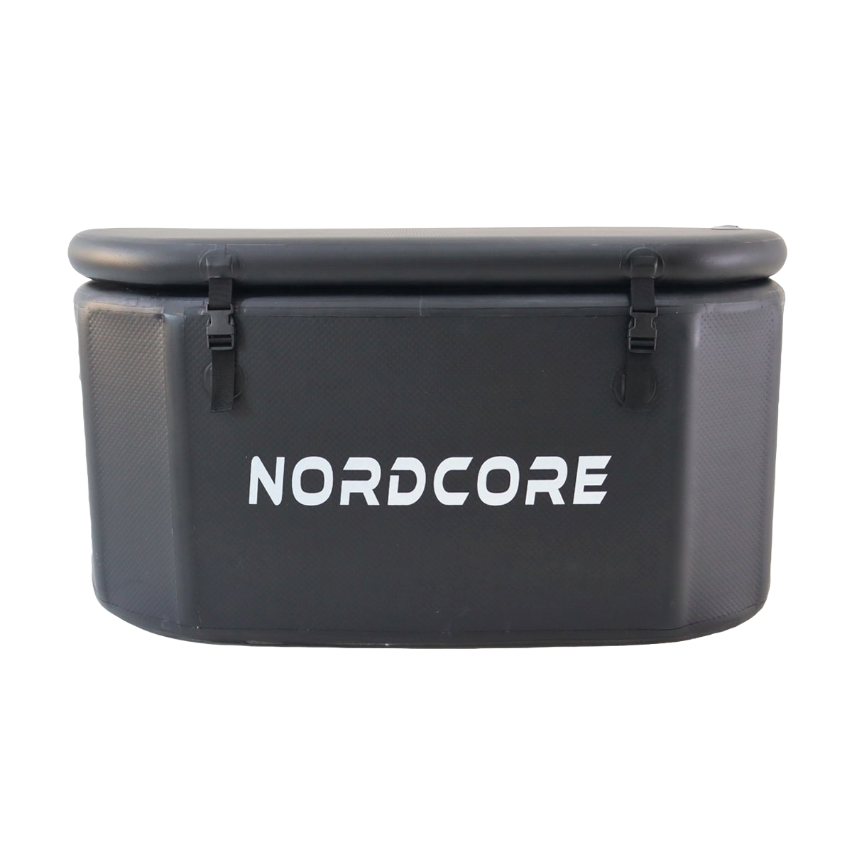 Schwarze Nordcore Kühlbox mit weißem Logo, zwei Schnallen und abgerundeter Oberseite. Schwarzer Hintergrund.