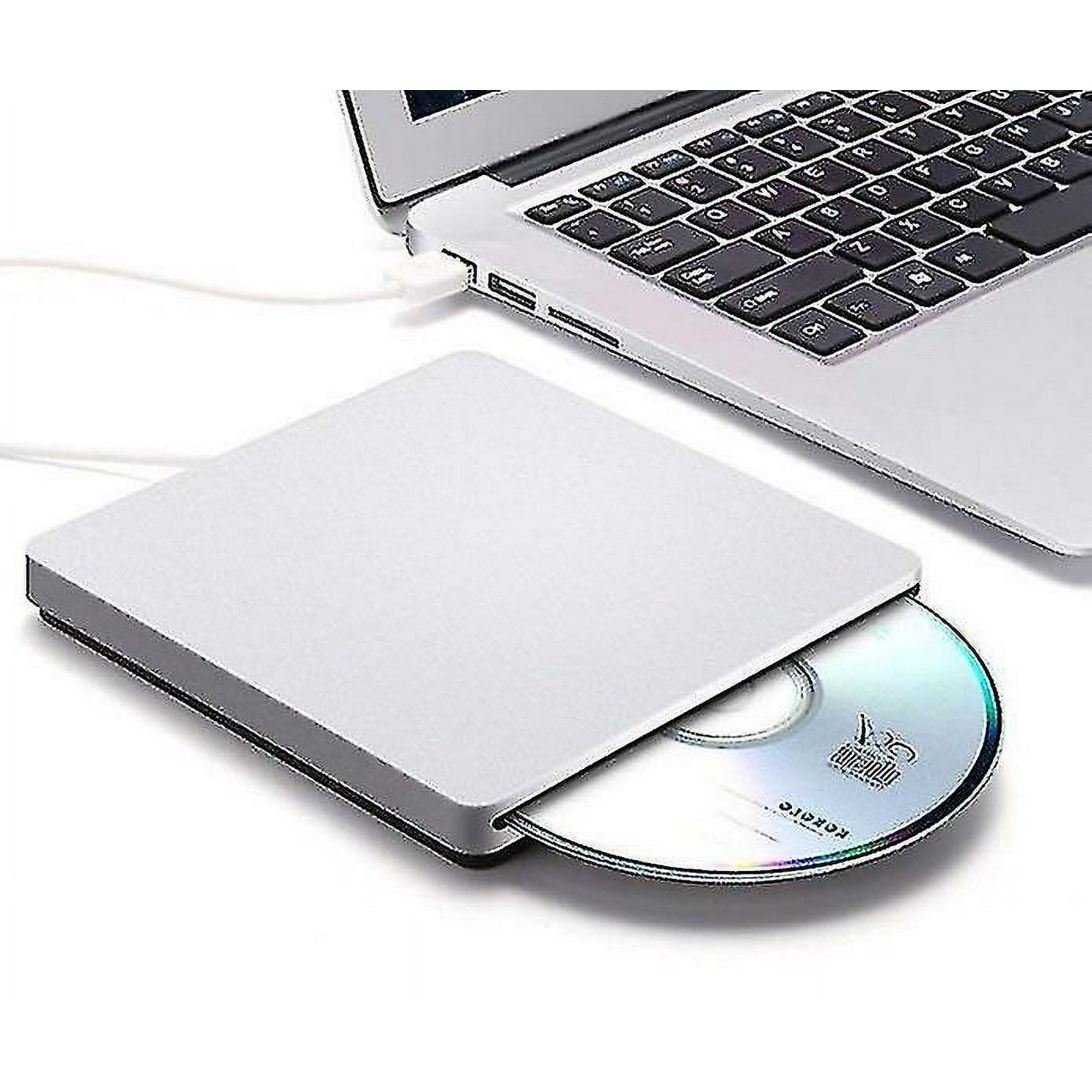 Silbernes externes CD/DVD-Laufwerk mit teilweise eingelegter CD, an einen Laptop angeschlossen.
