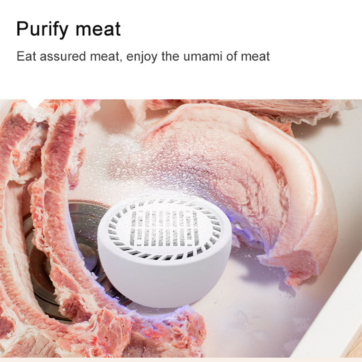 Nahaufnahme von Fleisch, das mit einem weißen Gerät in einem Waschbecken gereinigt wird, mit blauem Licht, das das Fleisch beleuchtet.