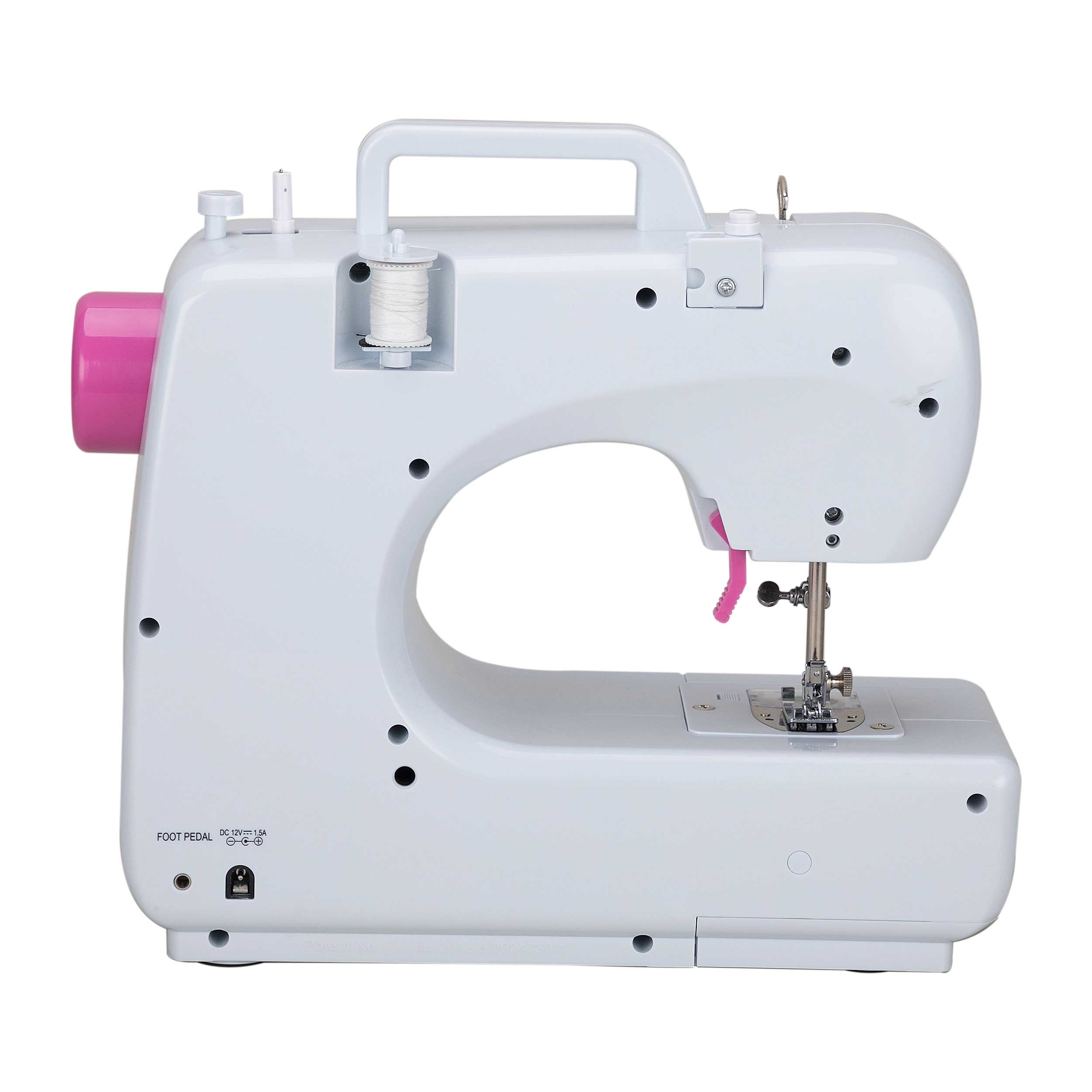 Biała maszyna do szycia z różowymi detalami. Białe tło.