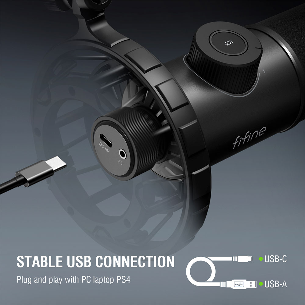 Close-up van een zwarte microfoon met een USB-C-kabel. Tekst geeft USB-C- en USB-A-aansluitingen aan.