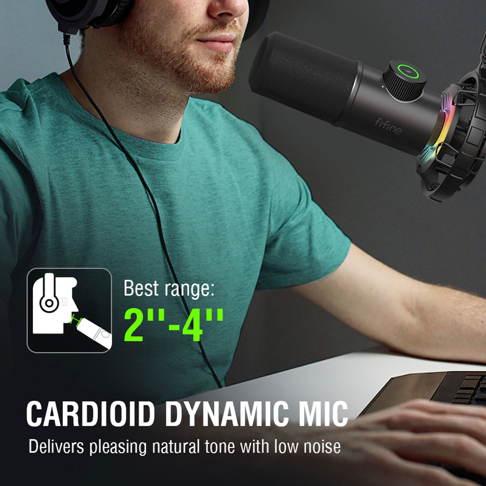 Een man die een zwarte cardioïde dynamische microfoon gebruikt, met een zwarte koptelefoon.
