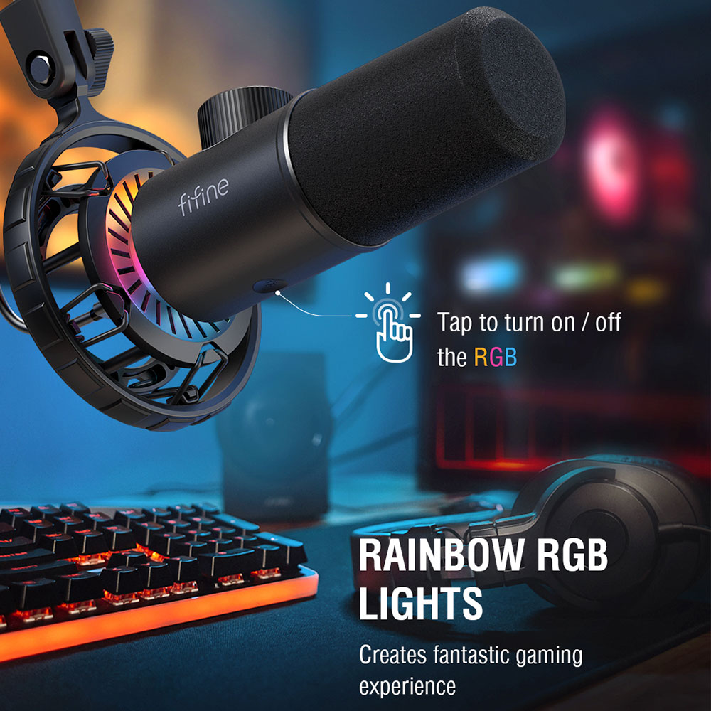 Een zwarte Fifine microfoon met RGB-lichten en een toetsenbord, een gaming setup creërend.