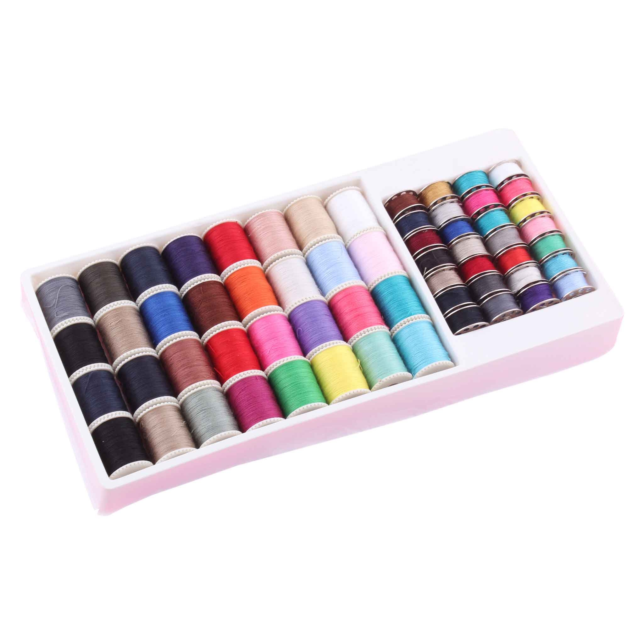 Taca z szpulkami kolorowych nici do szycia.