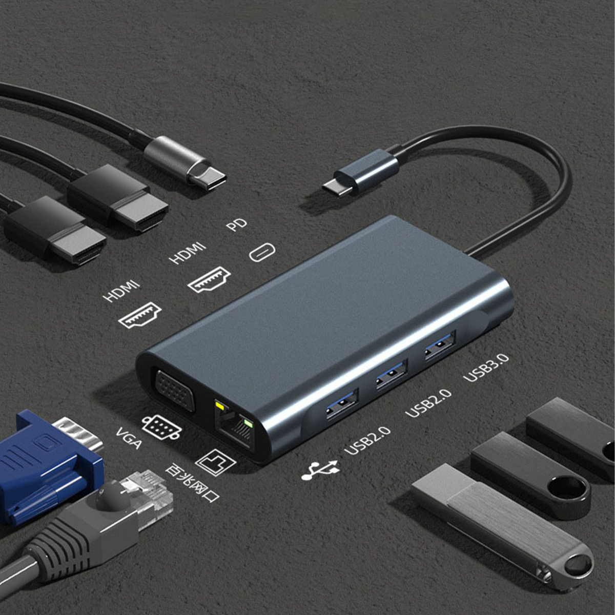 Ein grauer USB-Hub mit mehreren Anschlüssen und Kabeln. Verschiedene USB-Laufwerke und Kabel darum herum.