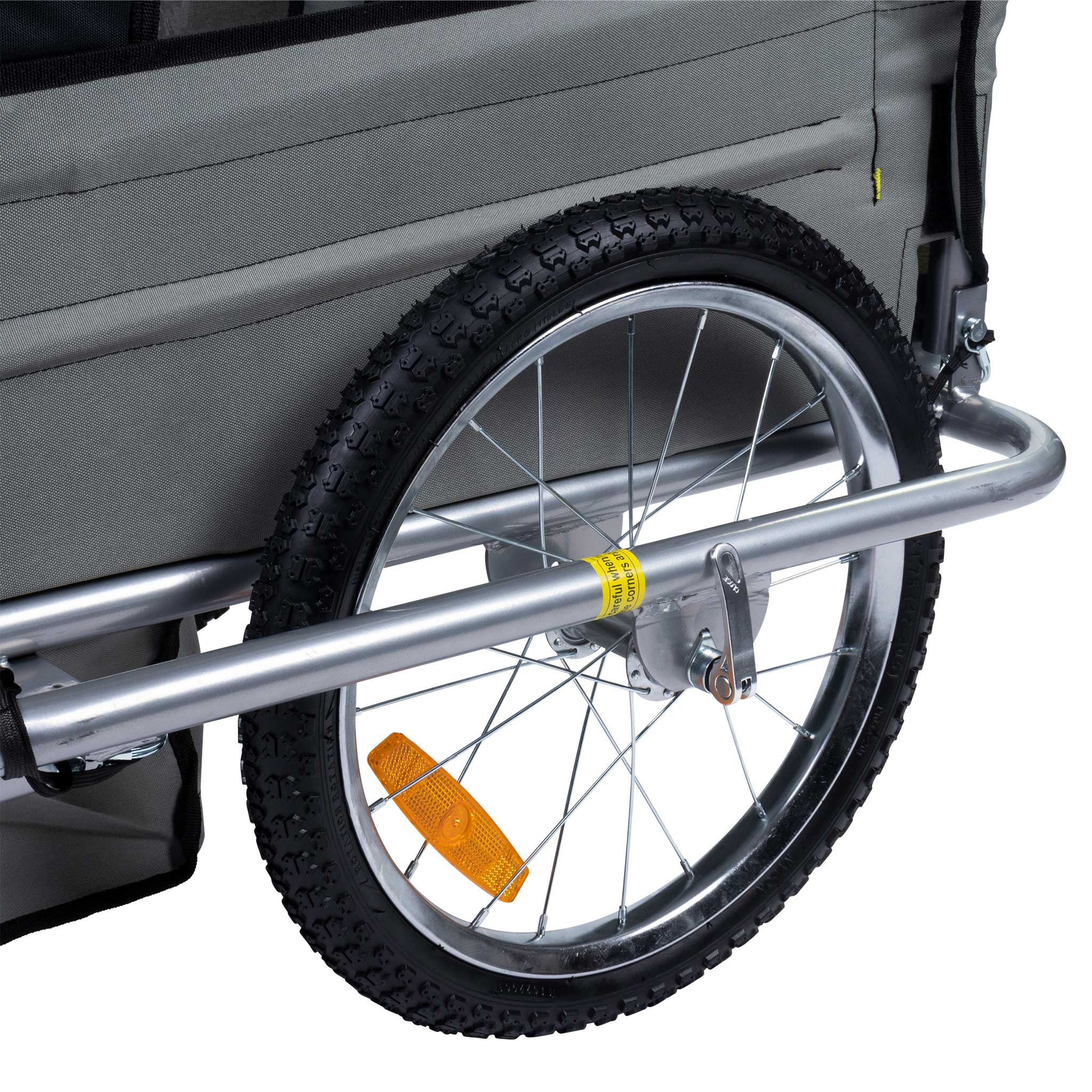 Nahaufnahme eines Fahrradanhängerrads. Es hat einen schwarzen Reifen, ein silbernes Rad und einen kleinen orangefarbenen Reflektor.