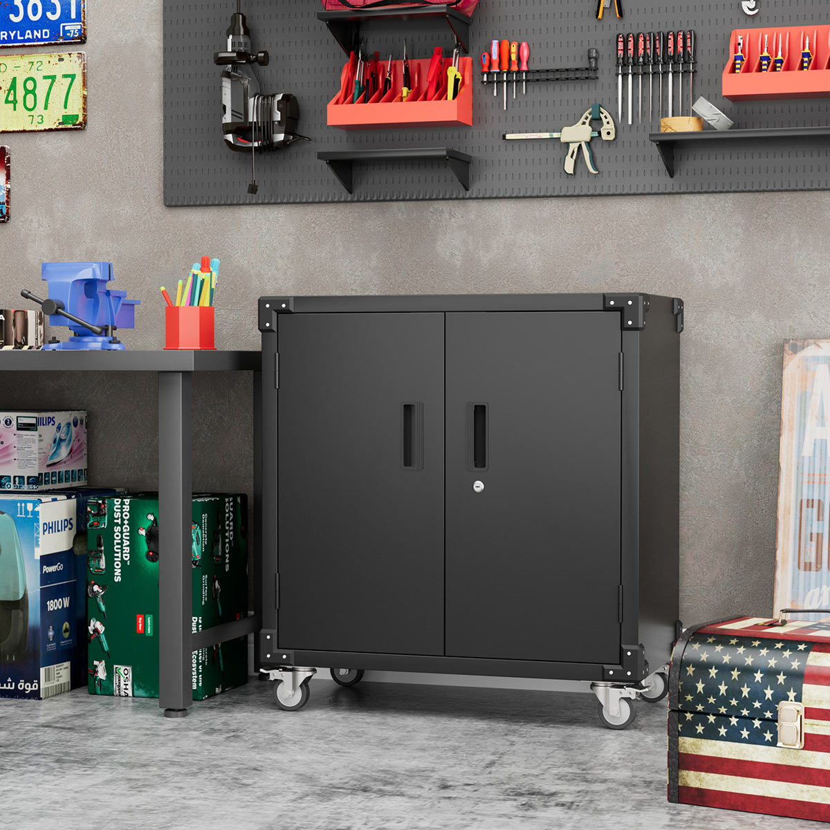 Schwarzer Schrank auf Rädern in einer Garage, umgeben von Werkzeugen und Geräten.