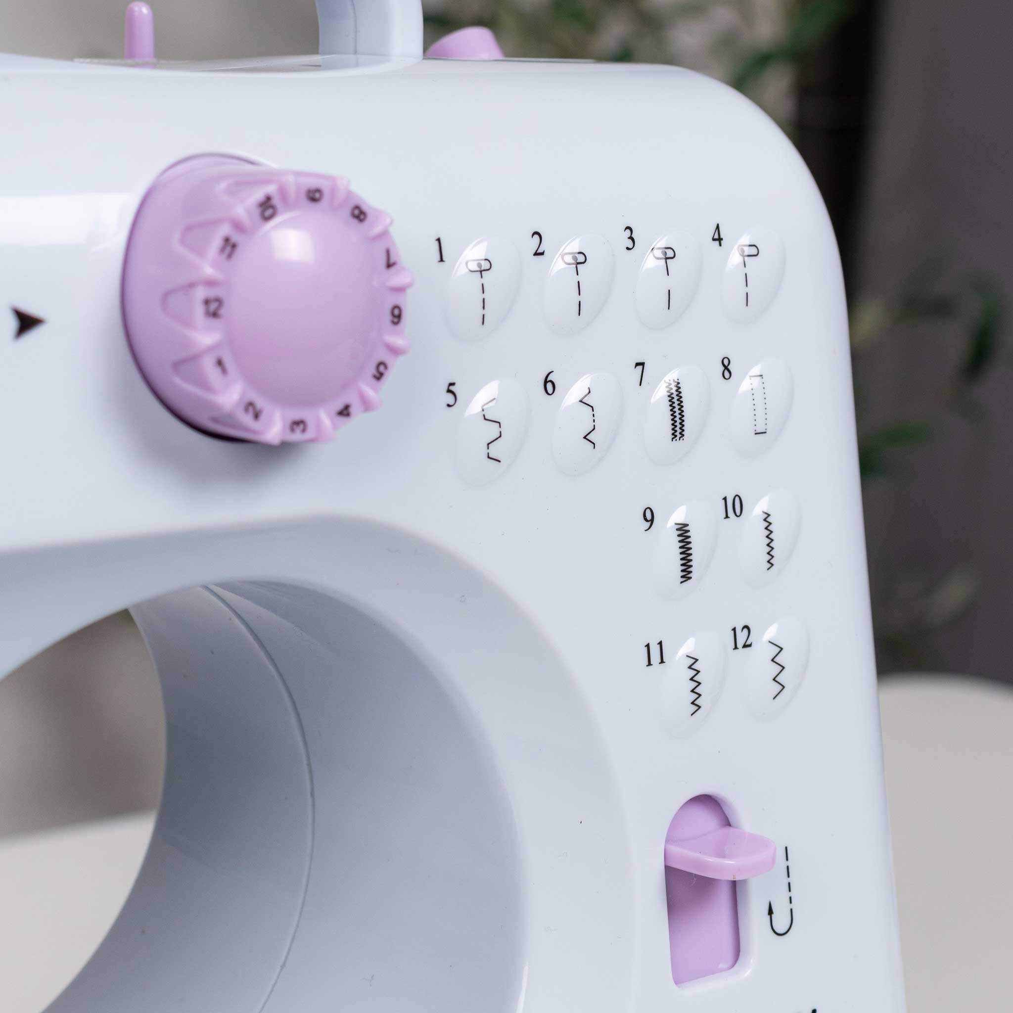 Biały panel sterowania maszyną do szycia z różnymi wzorami ściegów.