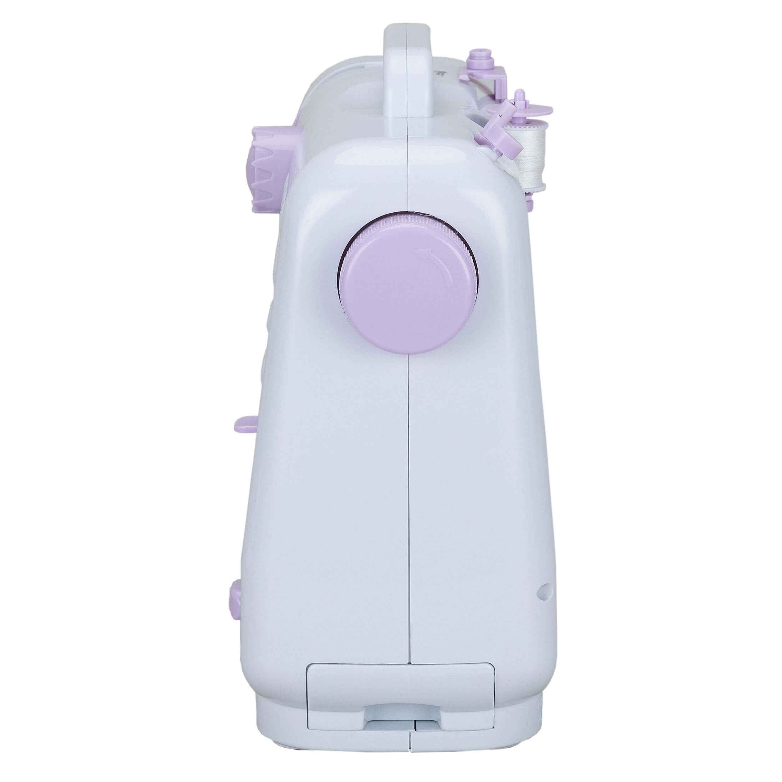 Biała i fioletowa maszyna do szycia, widok z boku. Posiada uchwyt, pokrętło i uchwyty szpul.