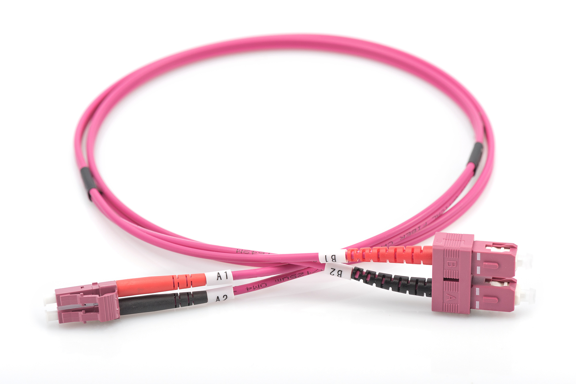 Cavo in fibra ottica rosa con due connettori, su sfondo bianco.