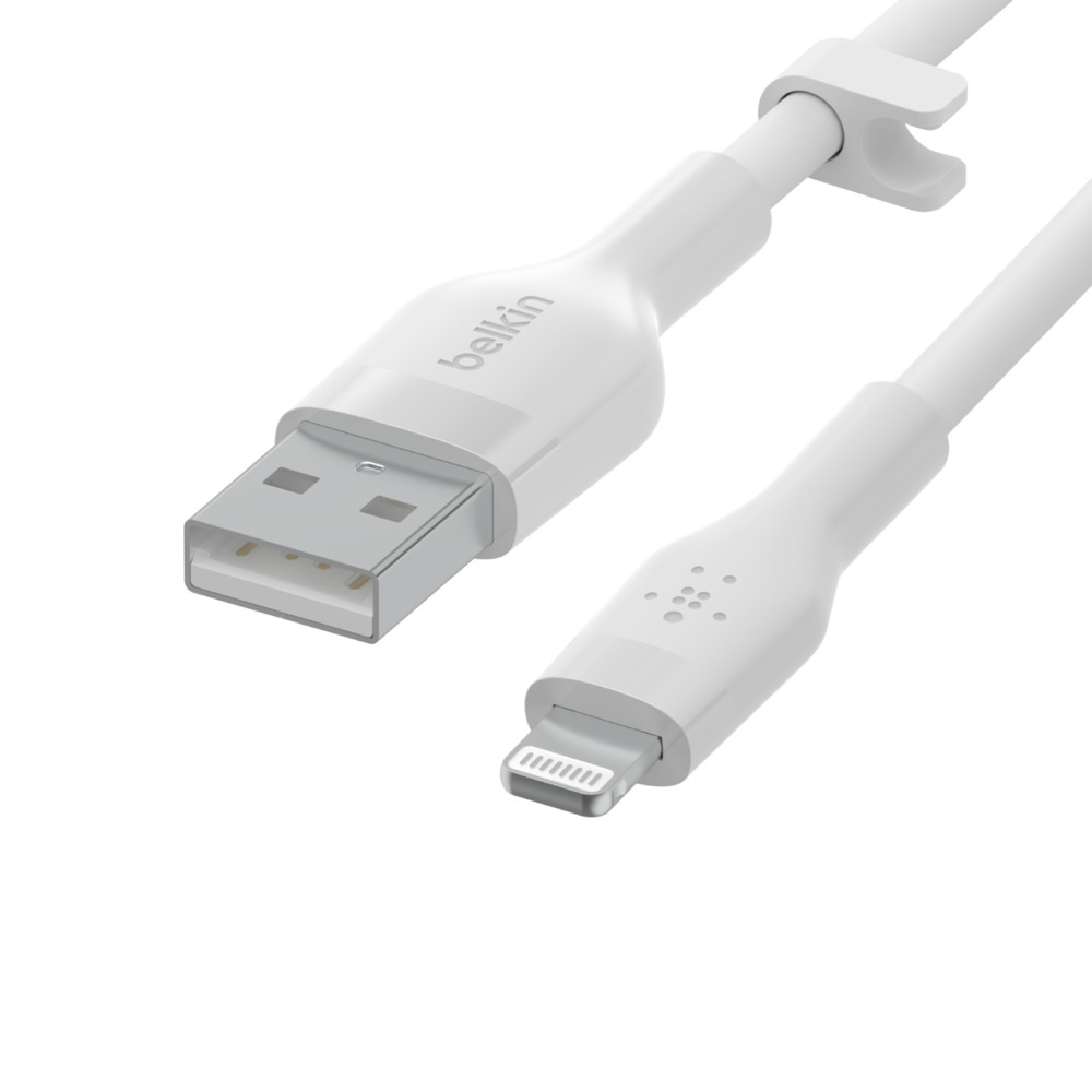 Câble Belkin blanc avec connecteur USB et Lightning. Fond blanc.