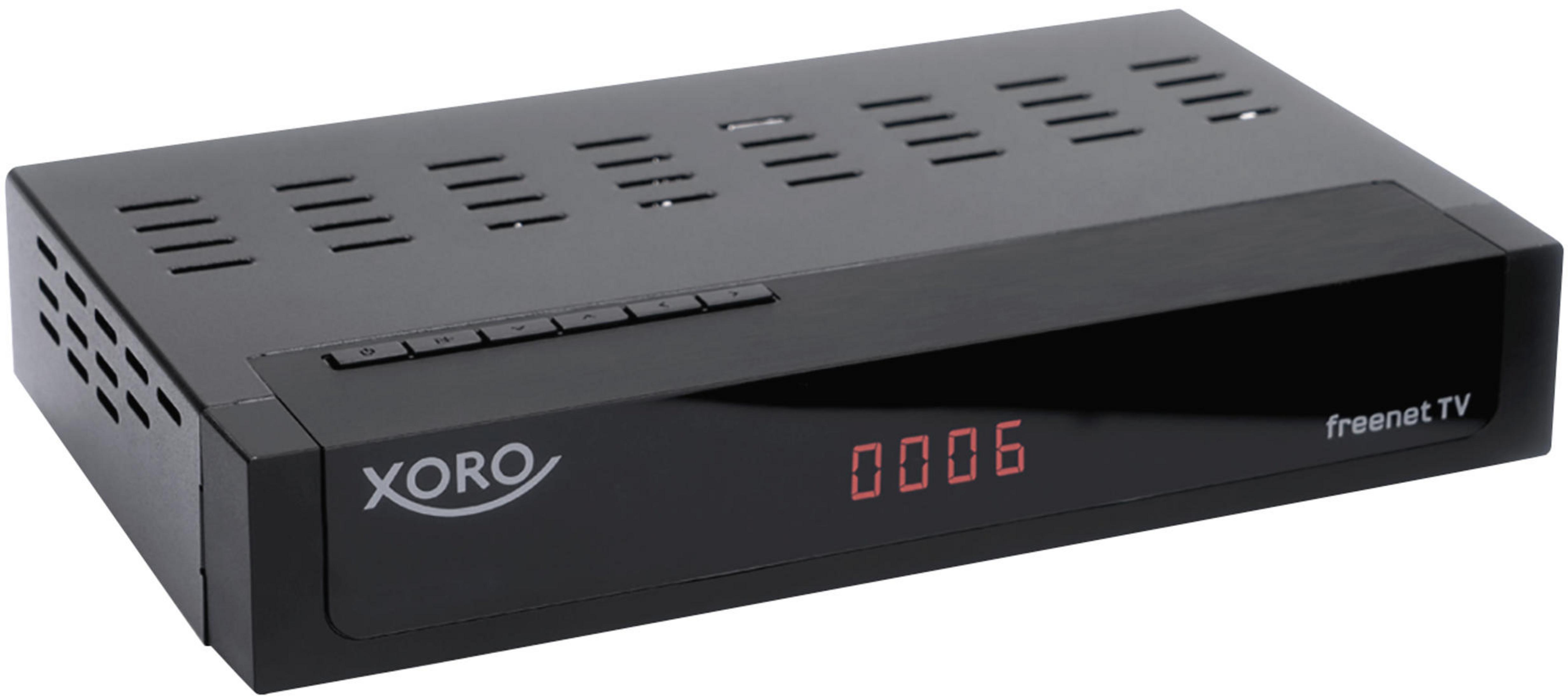 Un decoder TV freenet Xoro nero con un display rosso che mostra i numeri. Lo sfondo è bianco.