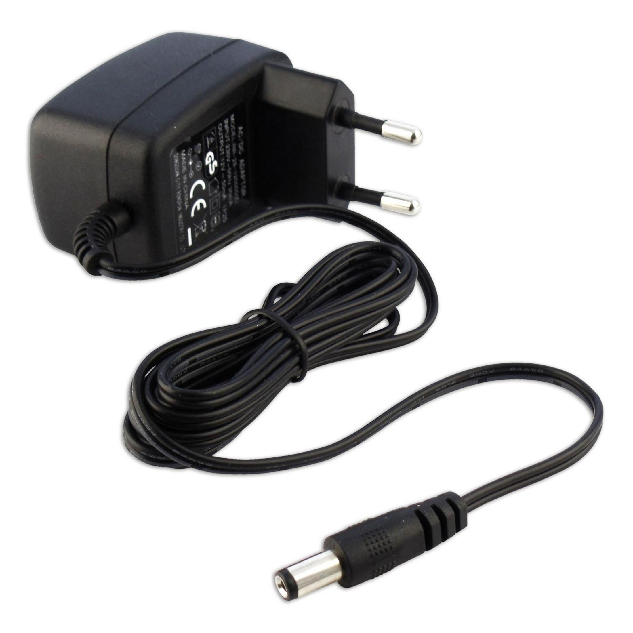 Schwarzer Netzadapter mit schwarzem Kabel und Stecker. Freigestellt auf weißem Hintergrund.