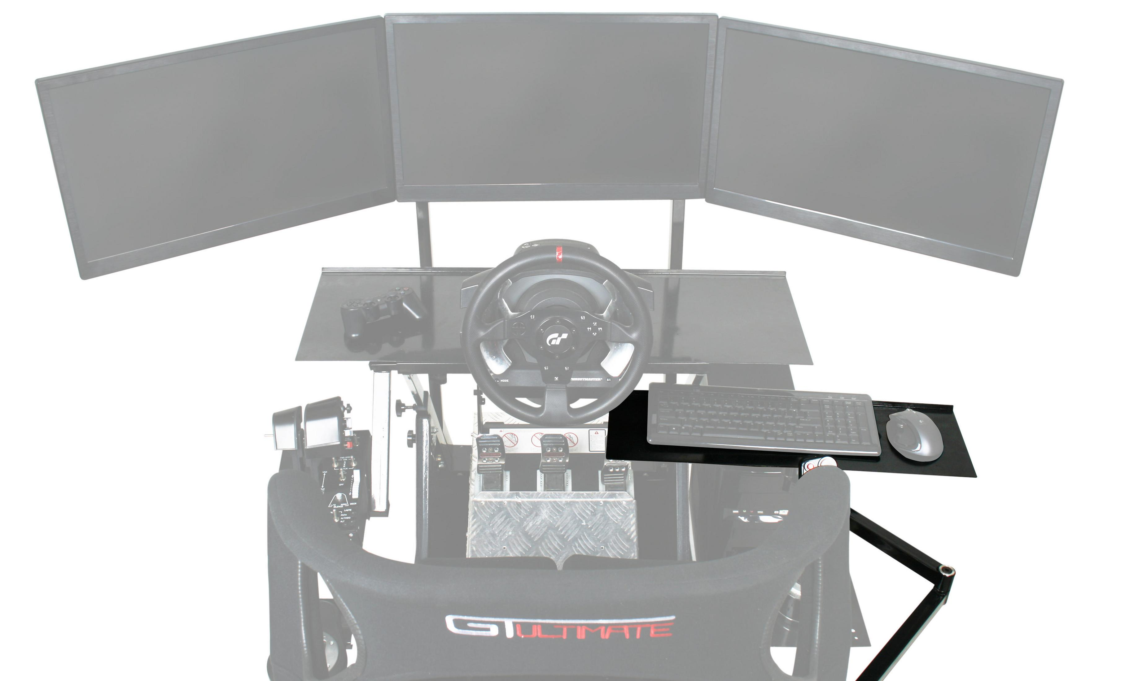 Ein Rennsimulator-Setup: drei Monitore, ein Lenkrad, Pedale, Tastatur und Maus auf einem schwarzen Rahmen.