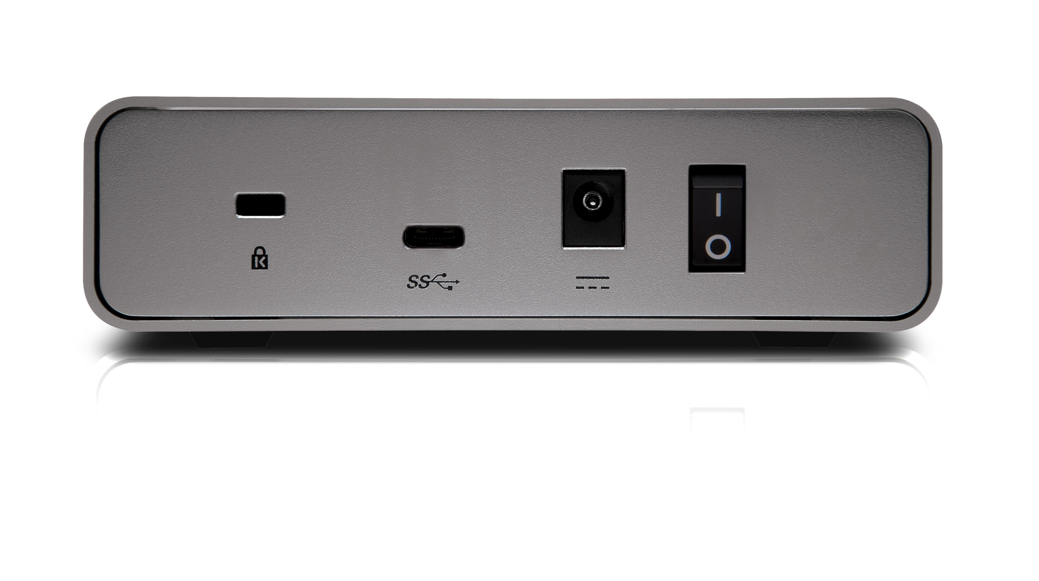 Tył srebrnego urządzenia do przechowywania danych z portami i włącznikiem.