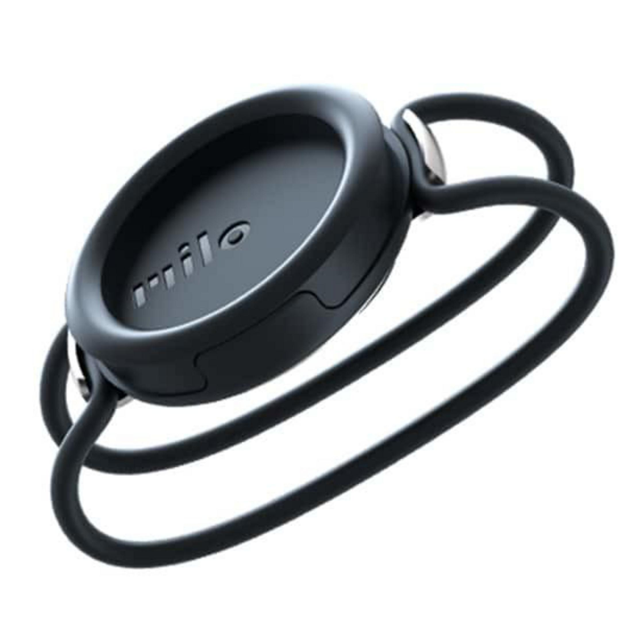 Rastreador de fitness portátil negro. Tiene una esfera redonda y dos bandas flexibles para envolver la muñeca.