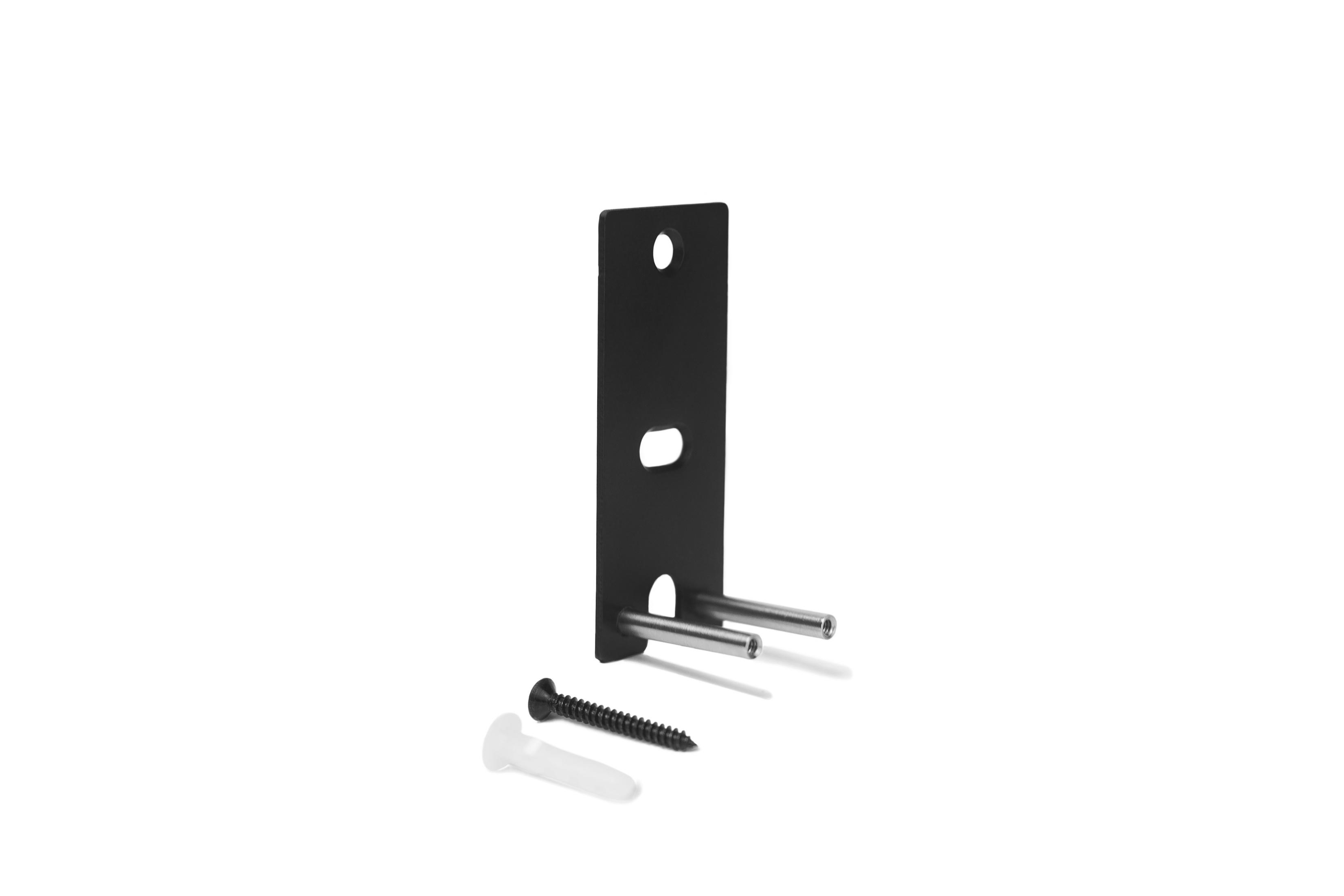 Schwarze Metallhalterung mit Befestigungslöchern, Schrauben und einem weißen Dübel.