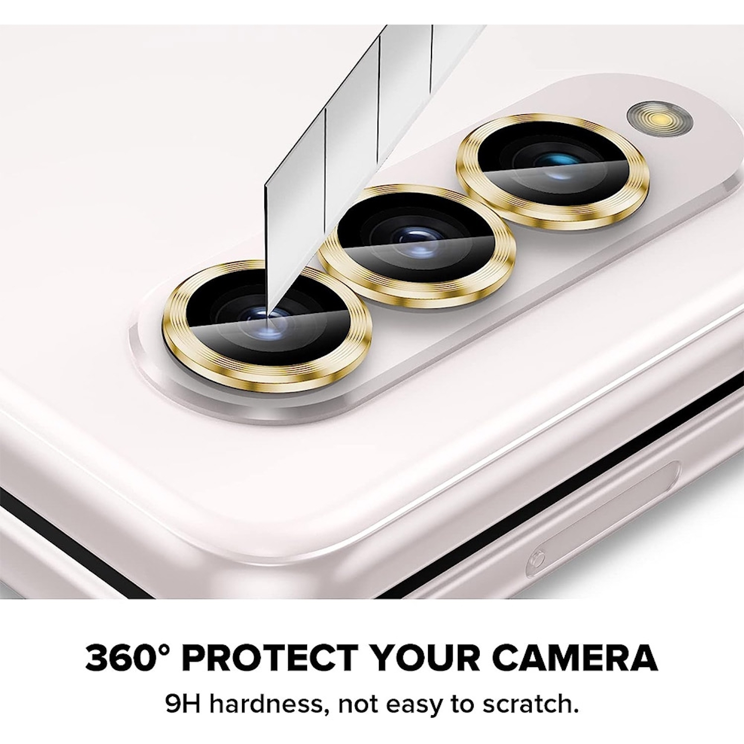 Primo piano di un telefono con tre anelli dorati per la fotocamera. Il testo dice 'proteggi la tua fotocamera a 360°'.