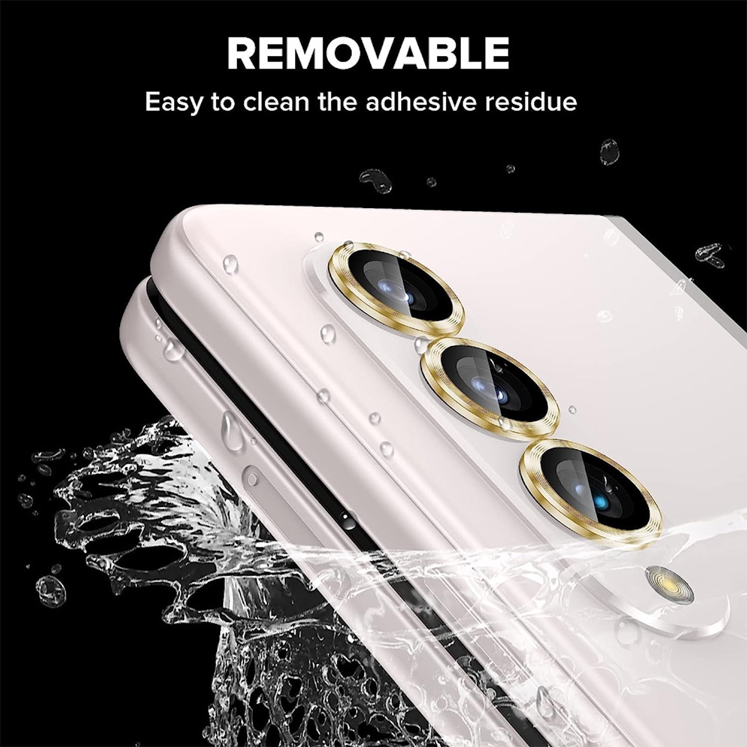 Primo piano di un telefono bianco con tre obiettivi dorati, con goccioline d'acqua.