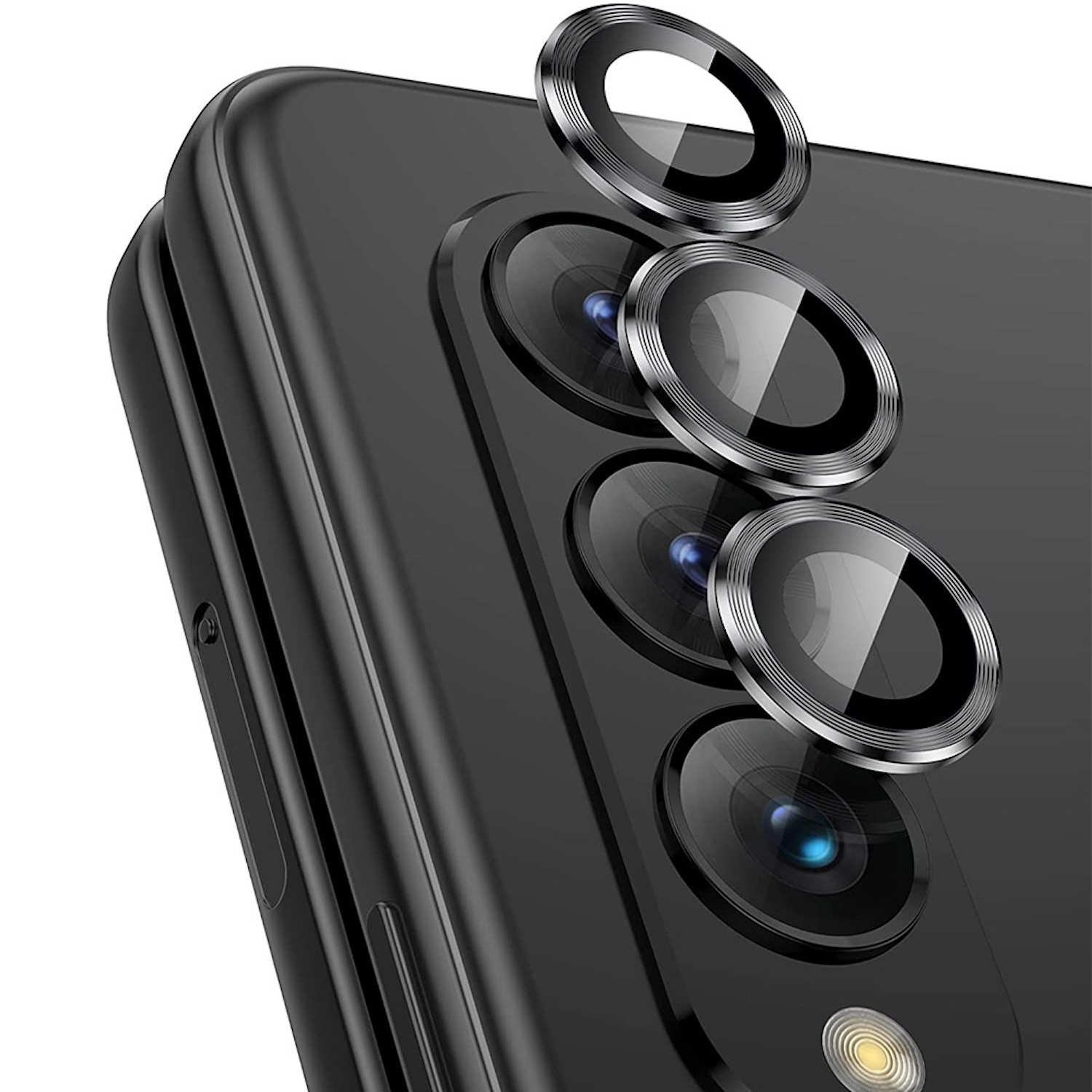 Lenti per telefono nere. Quattro lenti con anelli argentati sono visibili su una superficie nera.