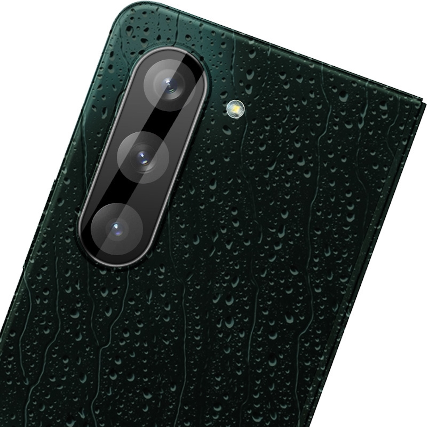 Primo piano del retro di uno smartphone. Ha una fotocamera a tripla lente ed è coperto da goccioline d'acqua.