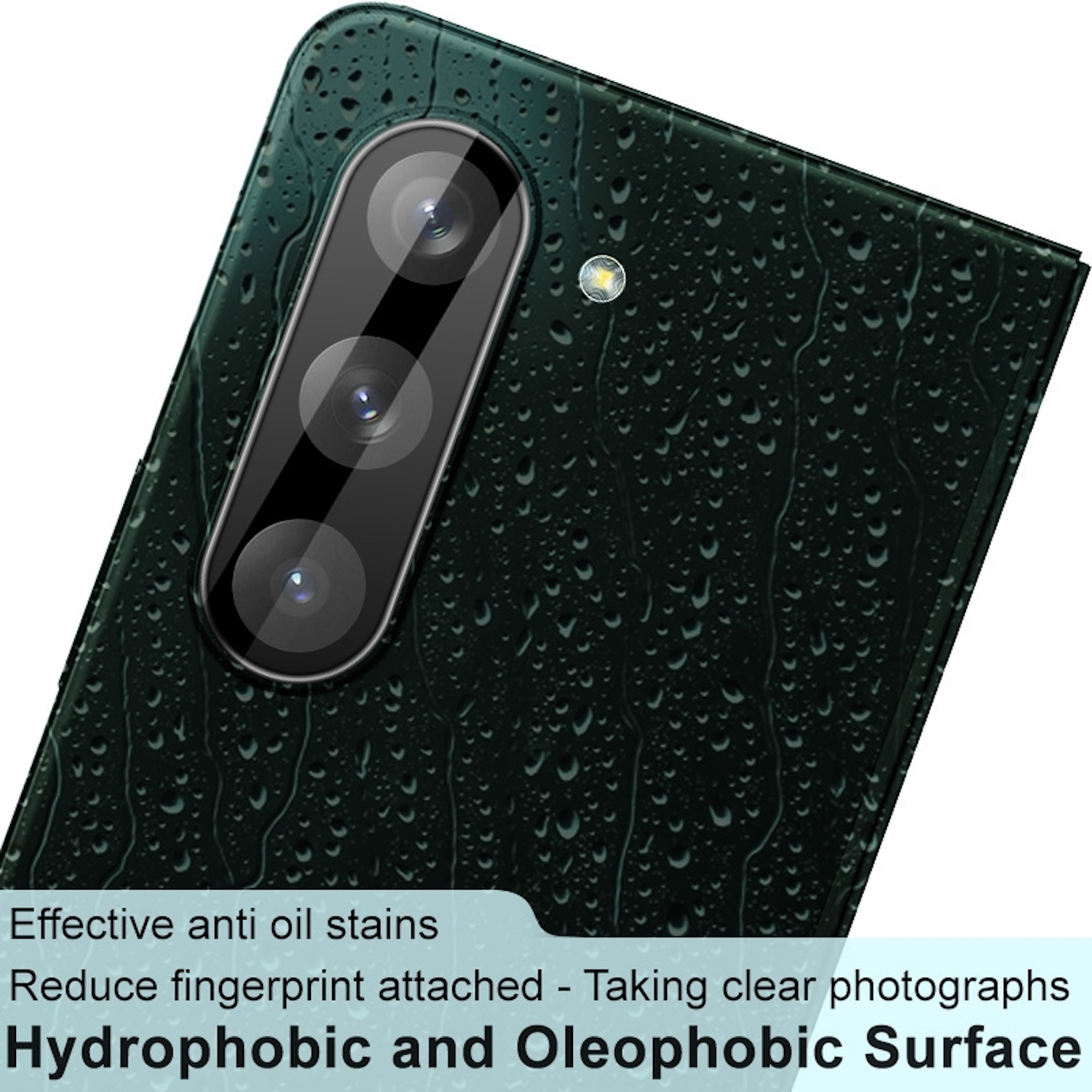 Primo piano di un telefono verde con modulo fotocamera, goccioline d'acqua visibili.