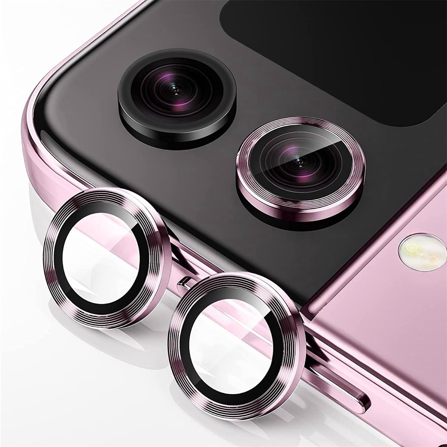 Telefono con protezioni per lenti della fotocamera. Il telefono è rosa, con tre protezioni.