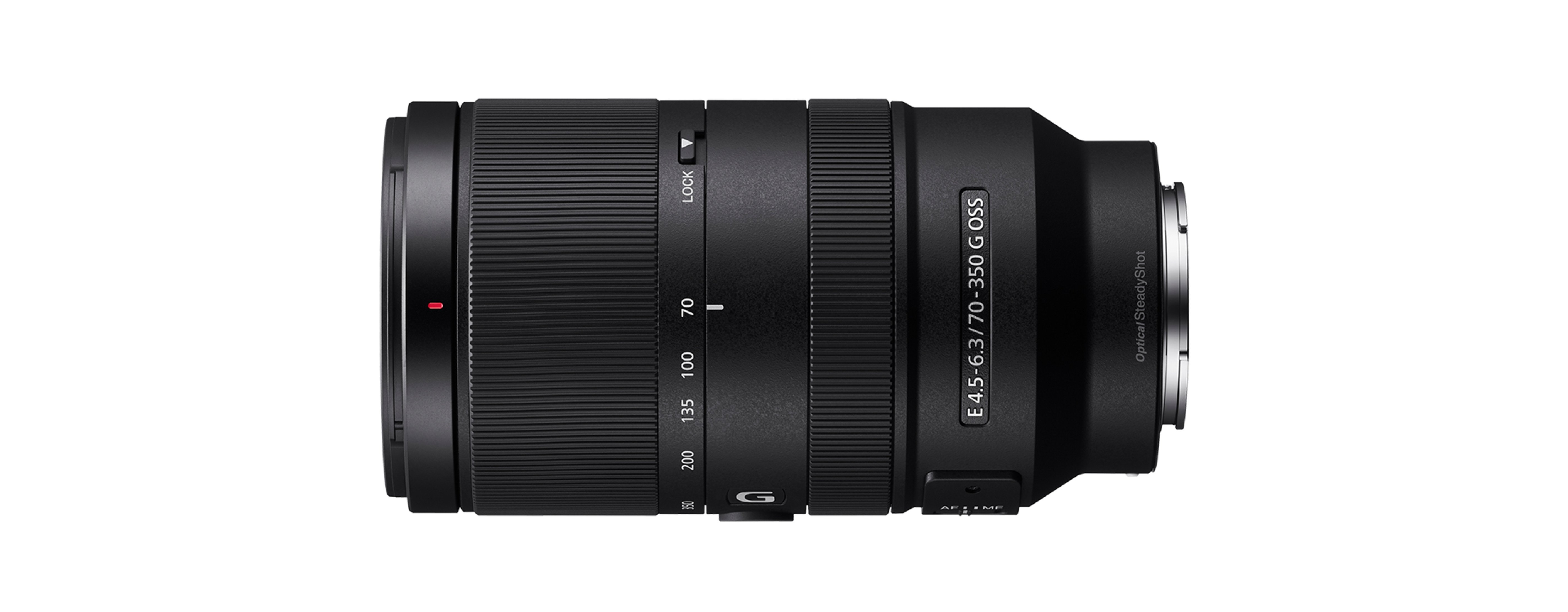 Czarny obiektyw z oznaczeniami zoomu i ostrości. Odizolowany na białym tle.