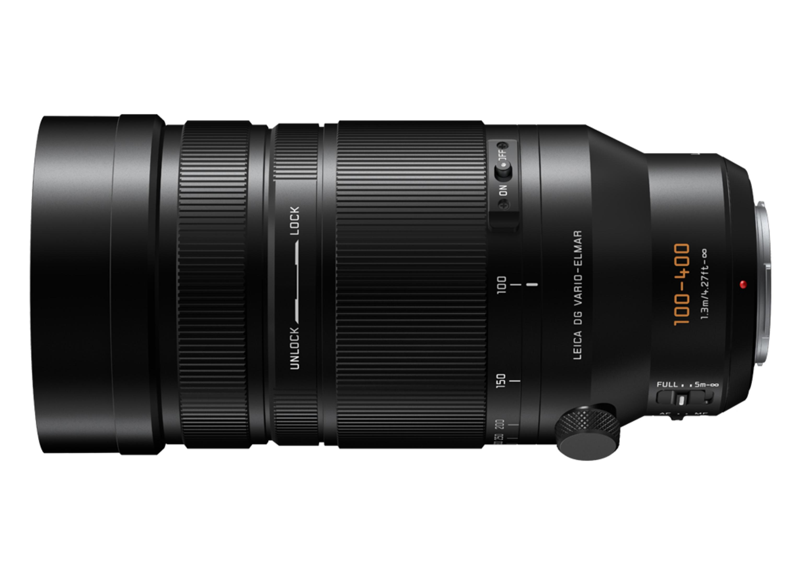 Czarny obiektyw aparatu z białym tekstem. Obiektyw jest poziomy i ma pierścień ostrości.