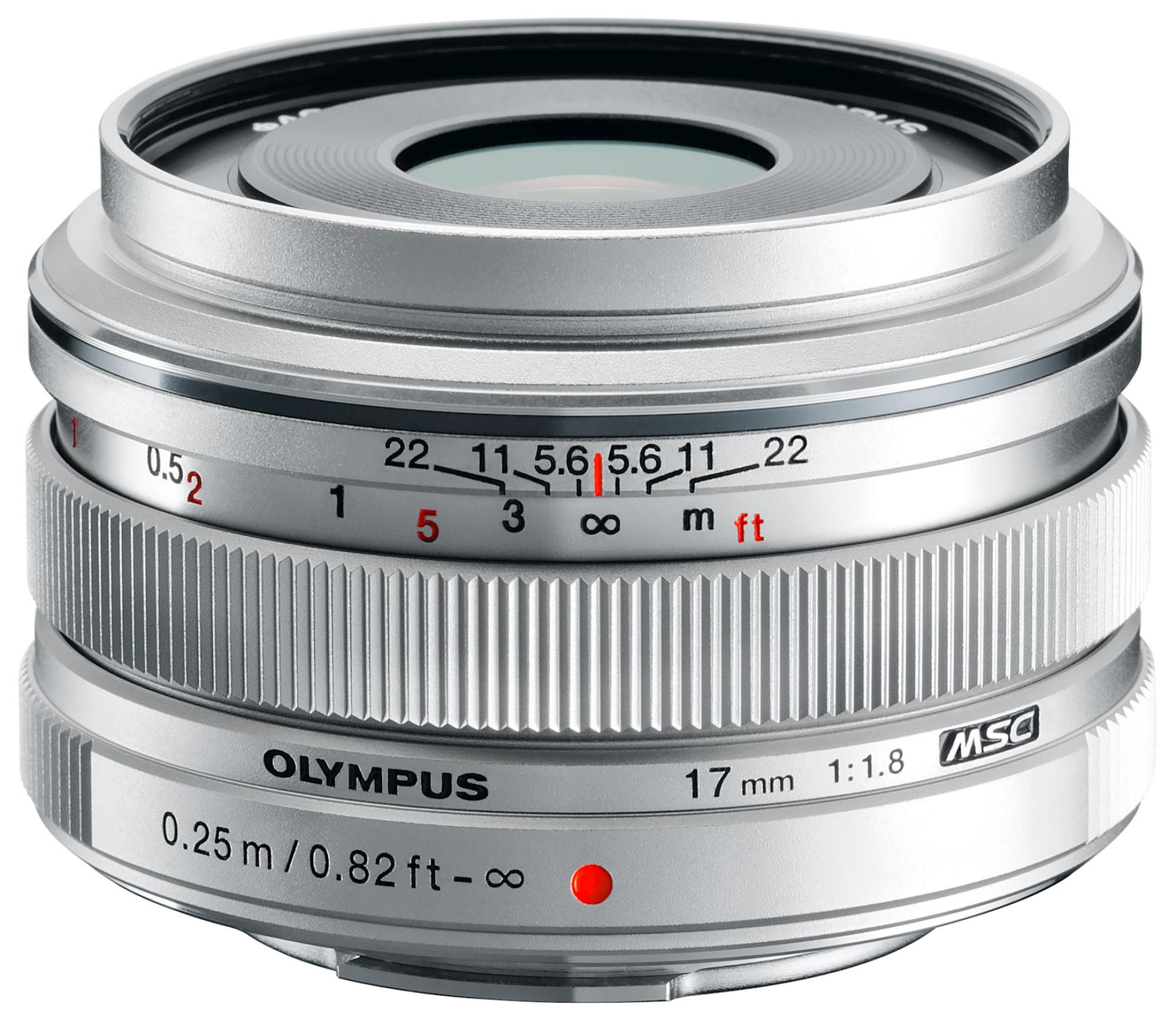 Silbernes Olympus 17mm Kameraobjektiv. Mit Fokus- und Blendenringen mit verschiedenen Markierungen.
