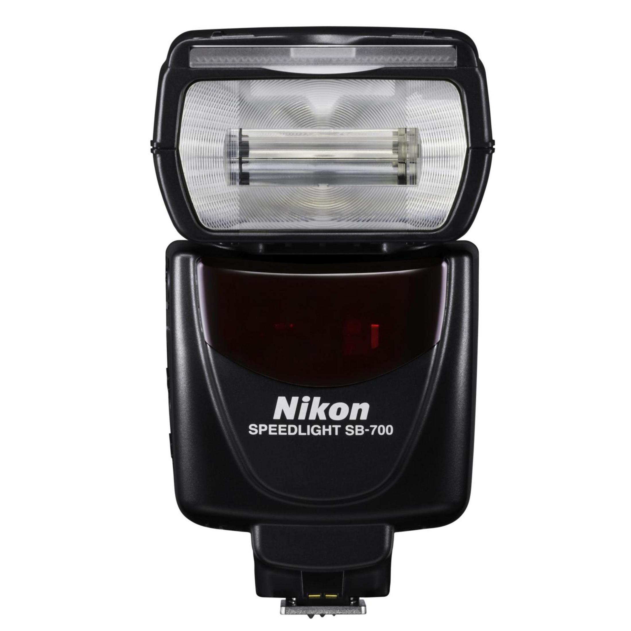 Flash Nikon Speedlight SB-700 negro. Cabezal rectangular con indicador de encendido rojo.