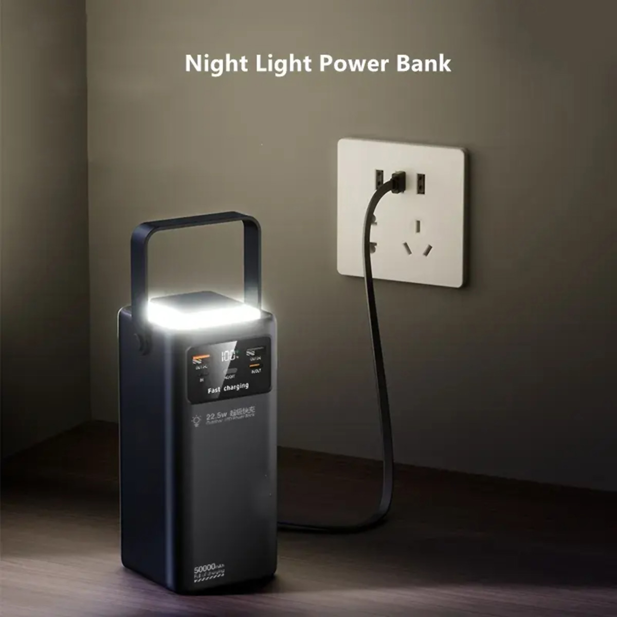 Un banco de energía con una luz en la parte superior. Está enchufado a una toma de corriente.