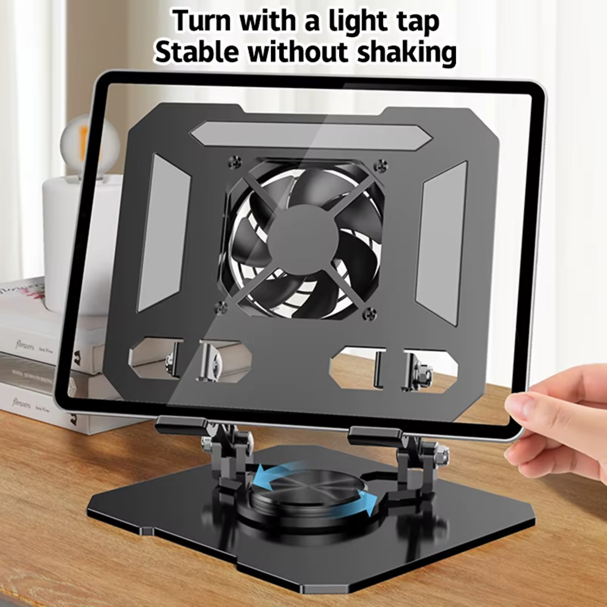 Soporte negro para tablet con ventilador, sosteniendo una tablet. Mano ajustando.