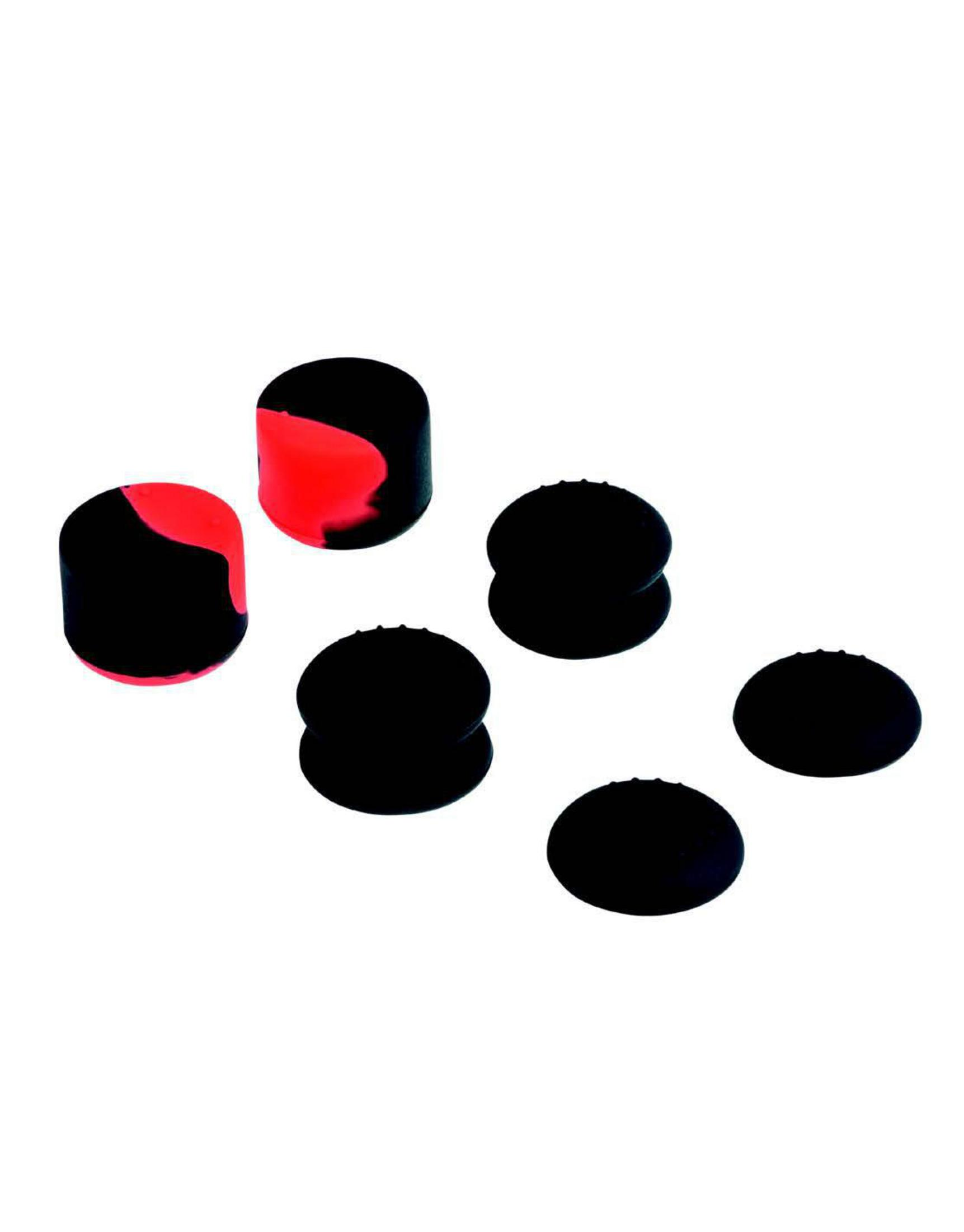 Sechs schwarze und rote Controller-Daumengriffe. Die Griffe haben verschiedene Formen.