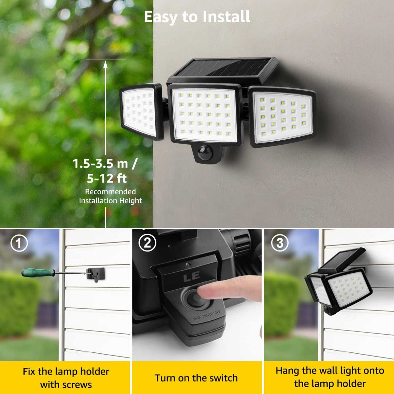 Solarbetriebenes Außenlicht mit drei verstellbaren Köpfen. Es wird an einer Wand montiert.