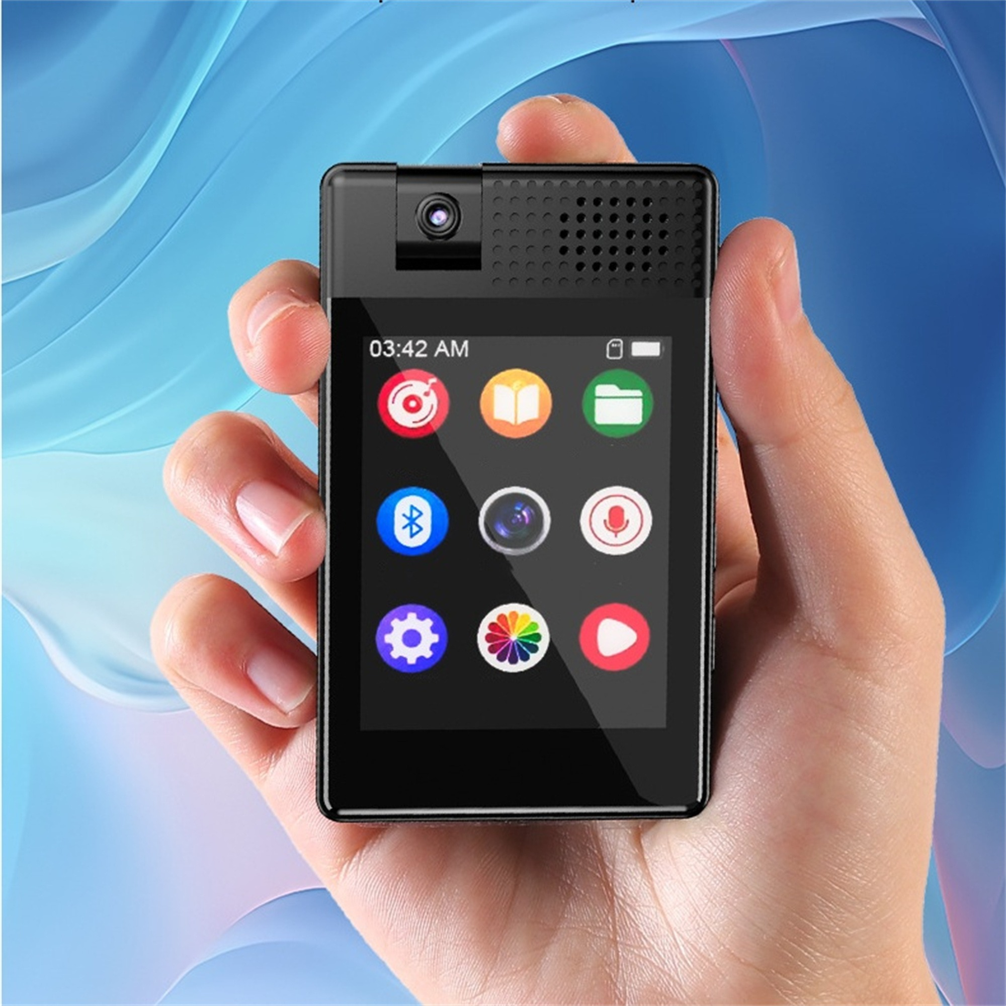 Hand hält ein kleines schwarzes Smartphone, zeigt App-Symbole und Uhrzeit. Der Hintergrund ist blau.