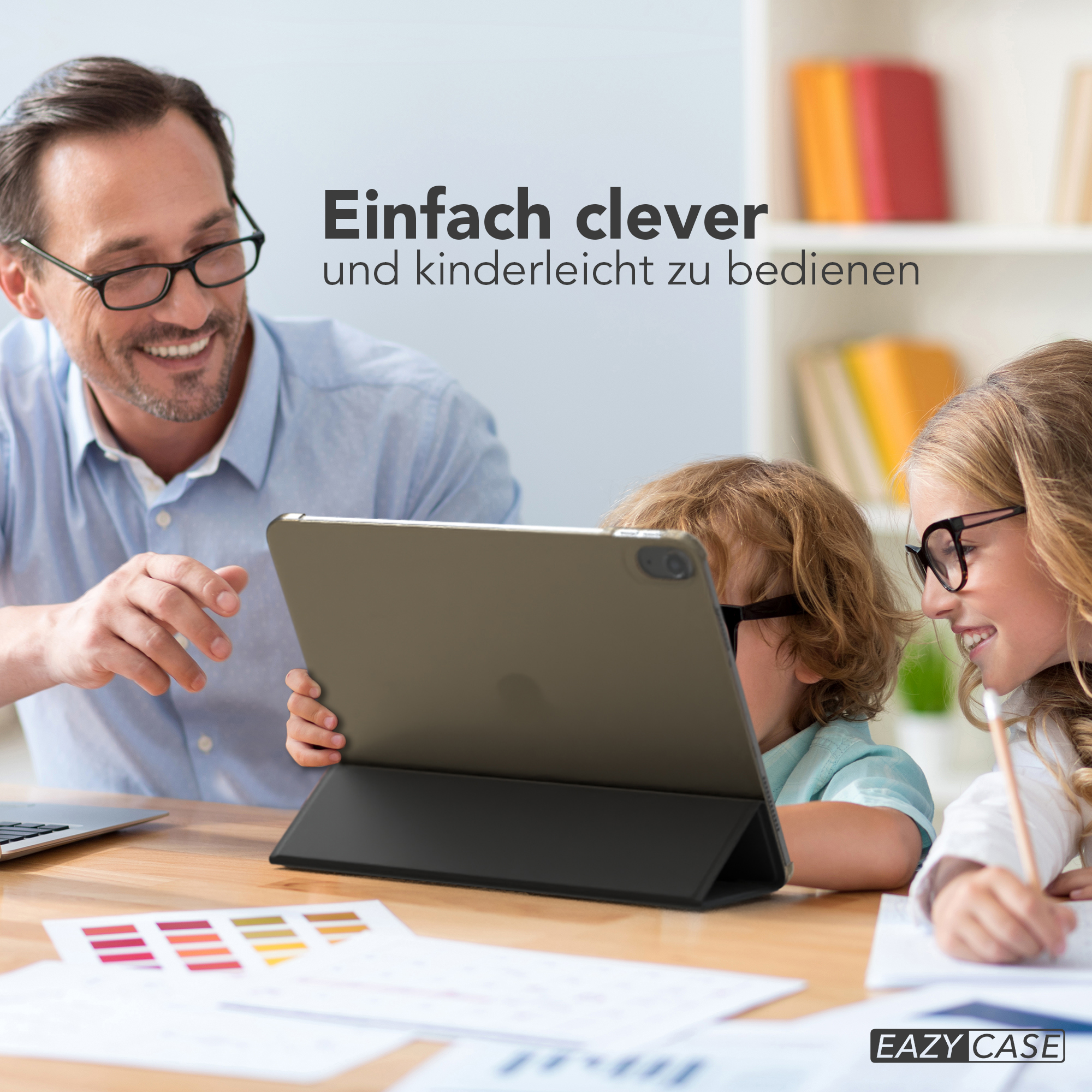 Ein Mann und zwei Kinder betrachten ein Tablet. Der Text lautet "Einfach clever und kinderleicht zu bedienen".