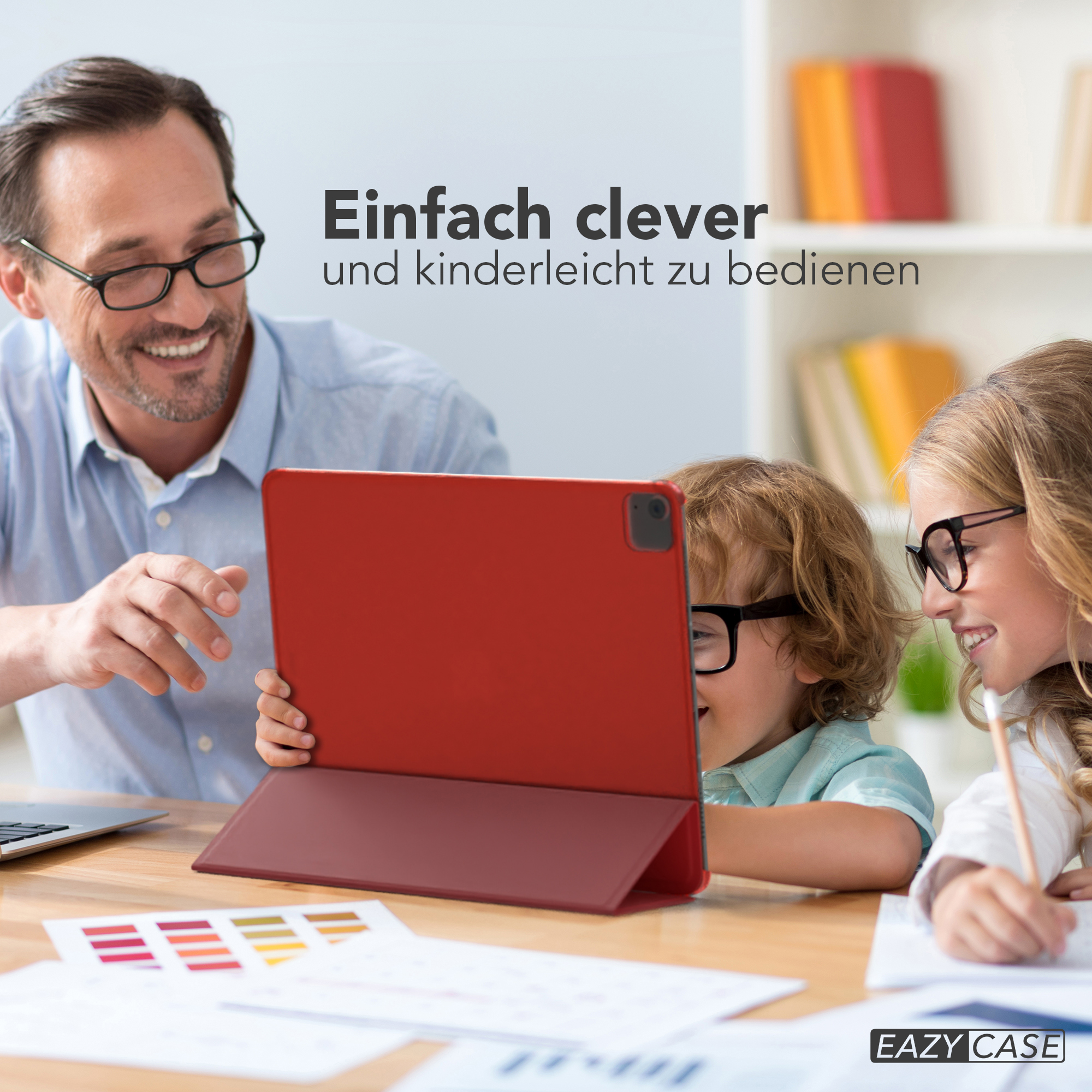 Ein Mann und zwei Kinder schauen auf ein rotes Tablet, mit dem Text 'Einfach clever'.
