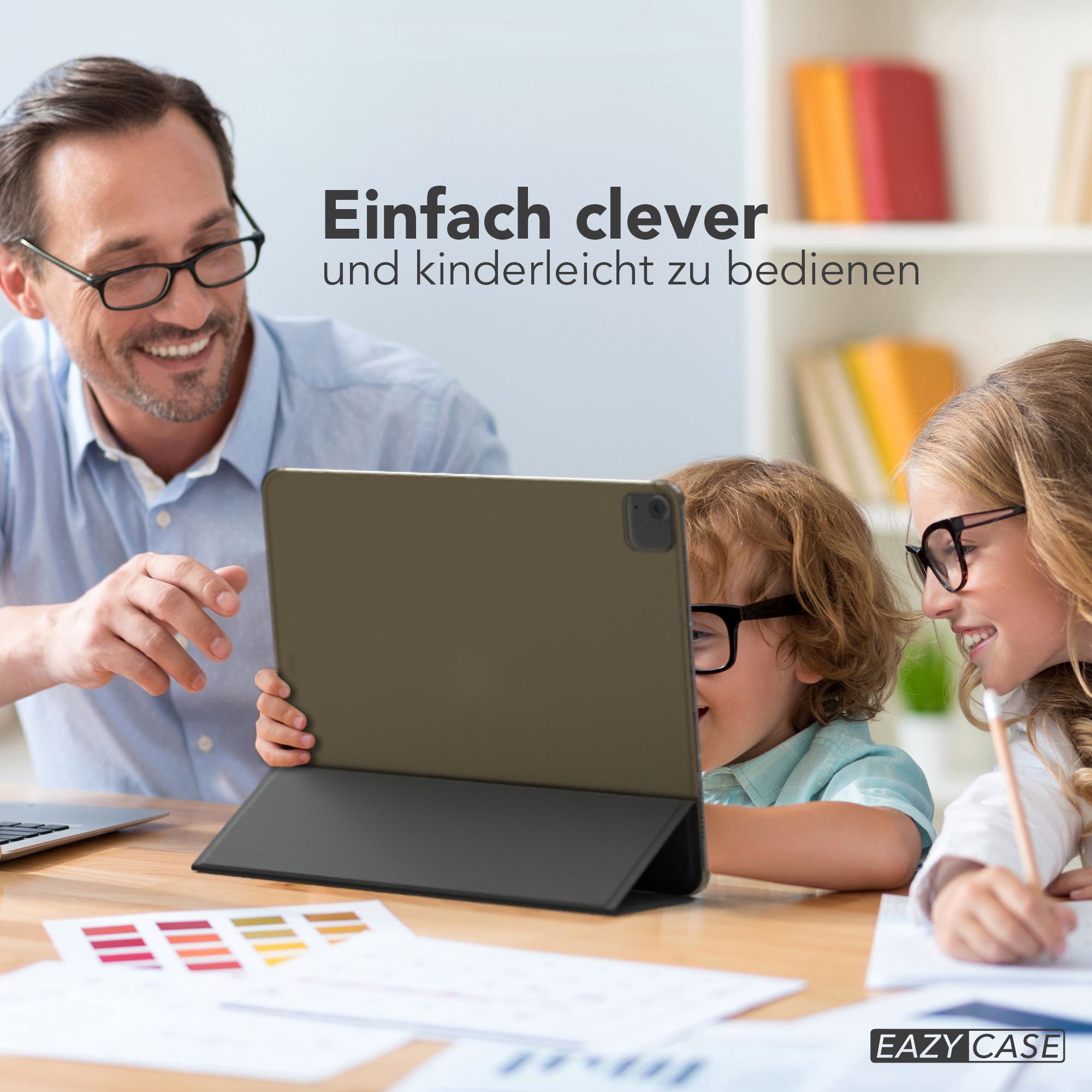 Ein Mann mit Brille und zwei Kinder schauen auf ein Tablet. Das Kind trägt eine Brille.