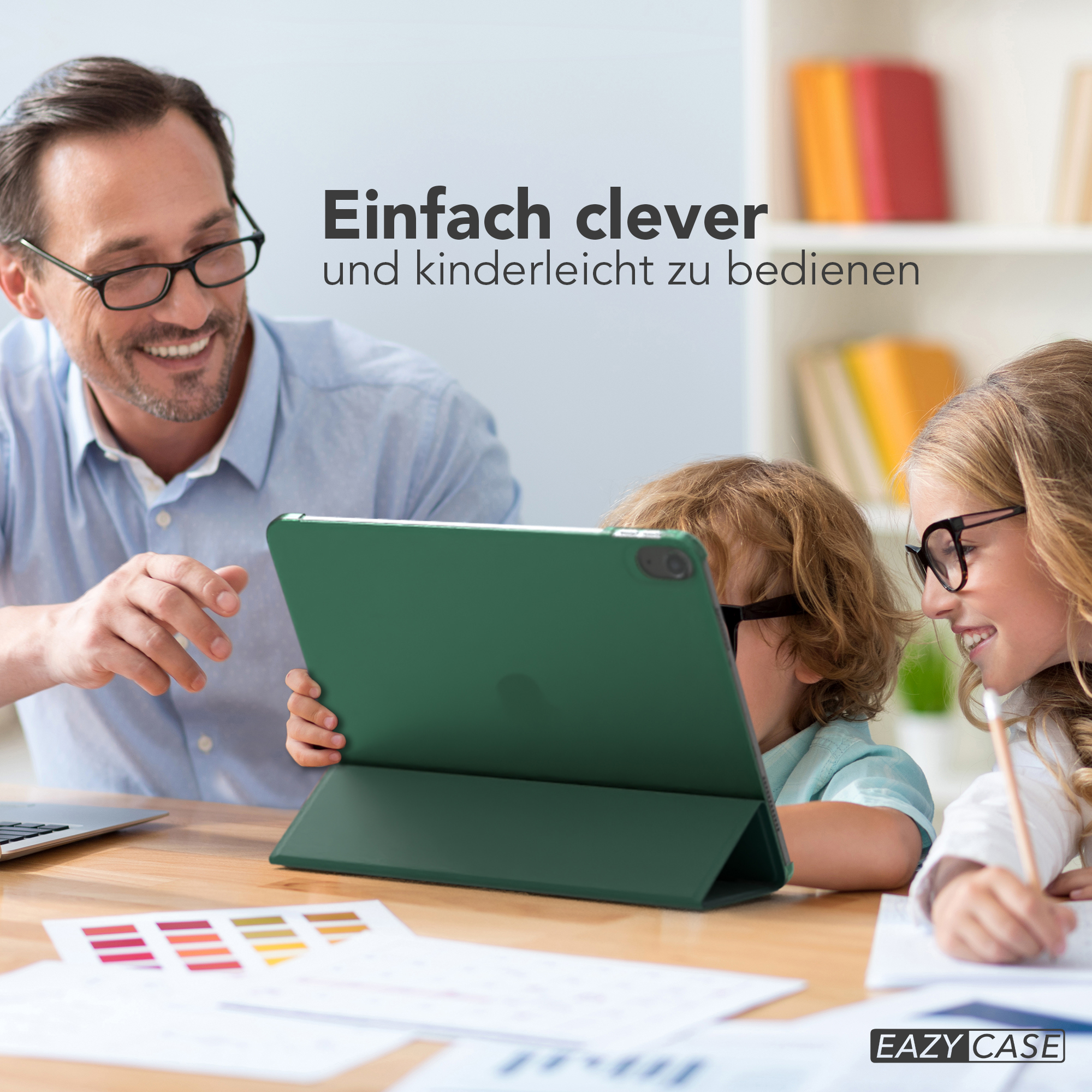Ein Mann und zwei Kinder schauen auf ein iPad. Auf dem Bildschirm steht: "Einfach clever..."