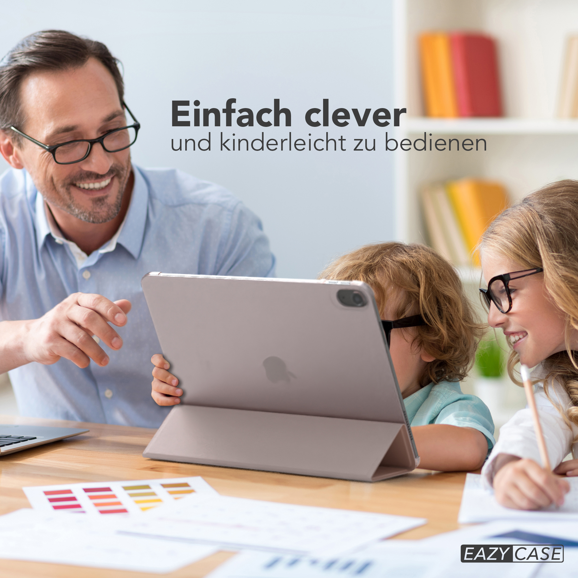 Eine Familie betrachtet ein Tablet. Der Text lautet „Einfach clever und kinderleicht zu bedienen“ auf Deutsch.