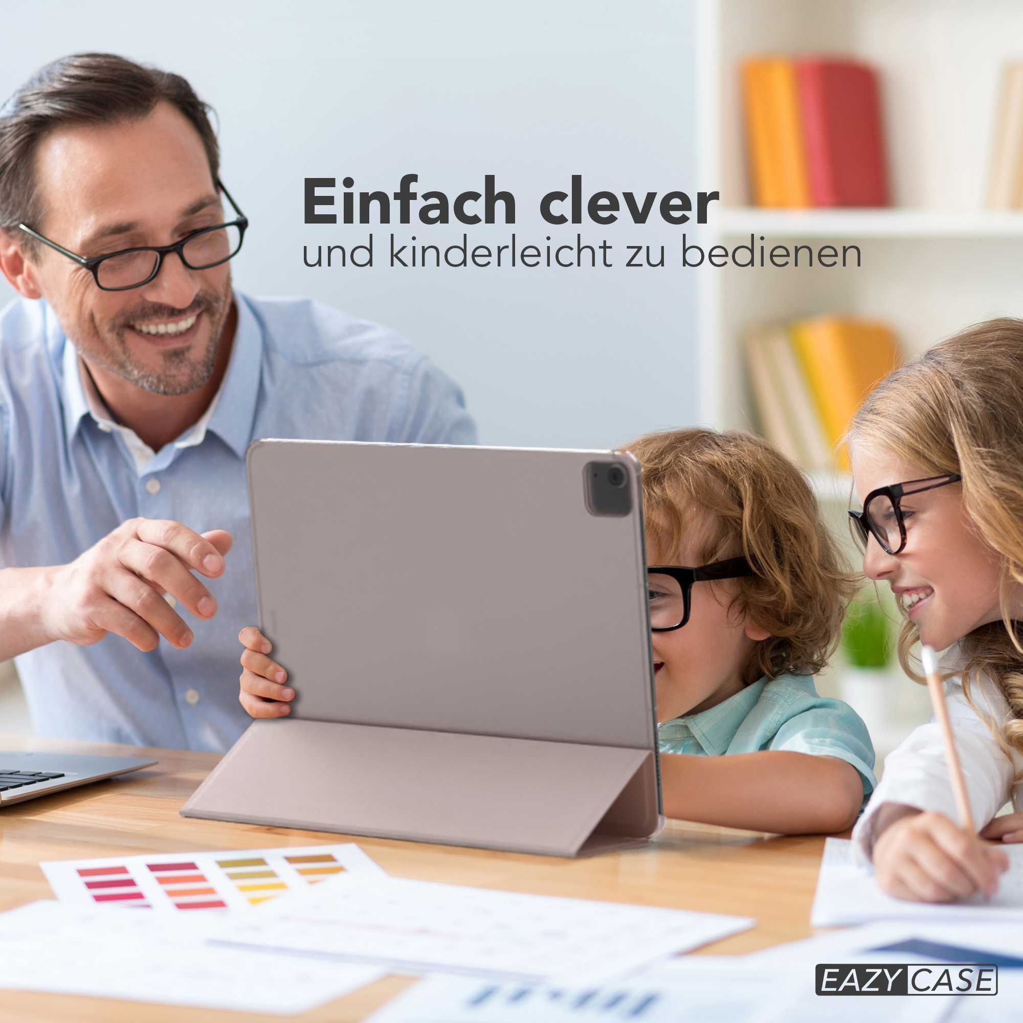 Ein Vater und zwei Kinder schauen auf ein Tablet, mit dem Text: „Einfach clever“.