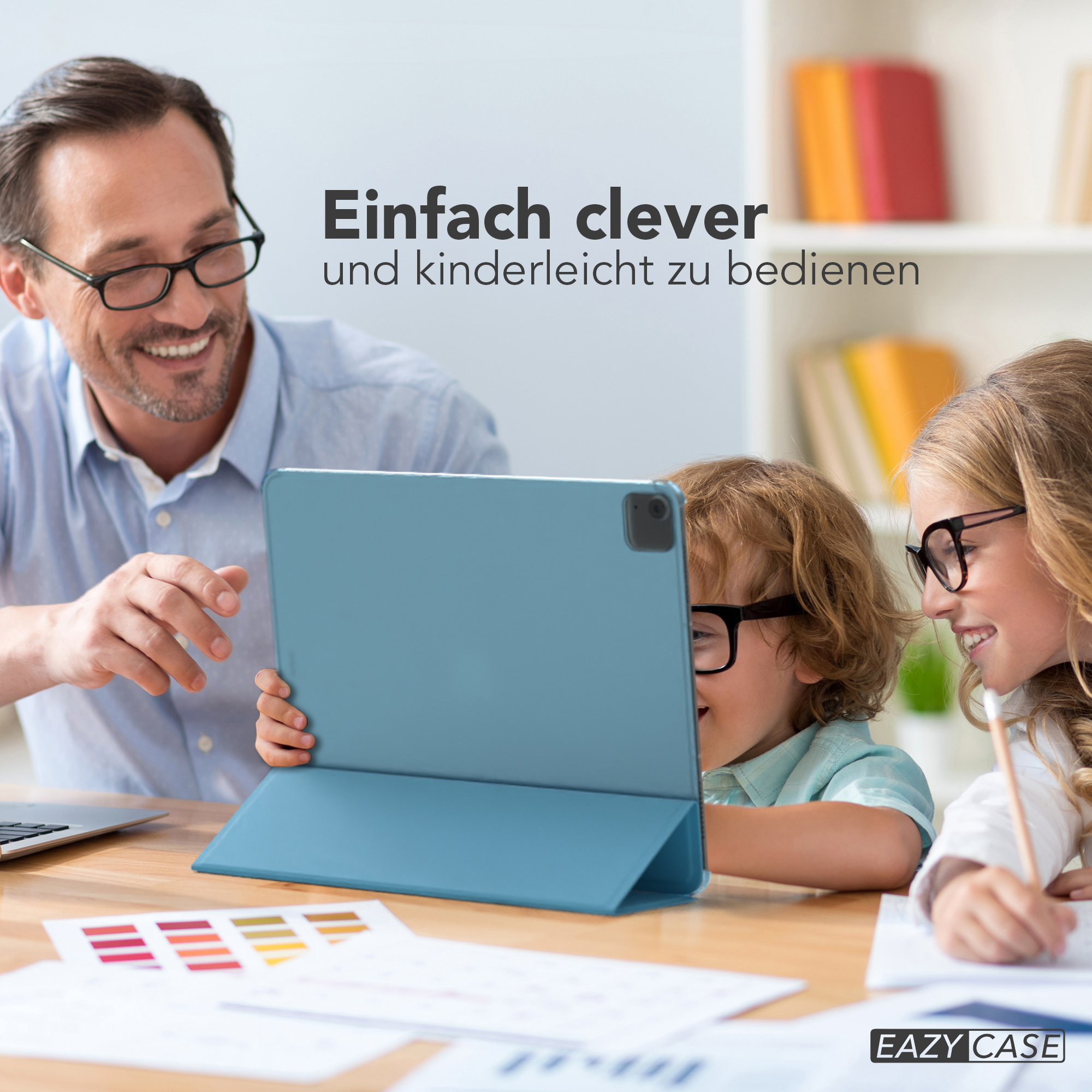 Eine Familie benutzt ein Tablet. Vater und Mädchen links, Junge vorne.