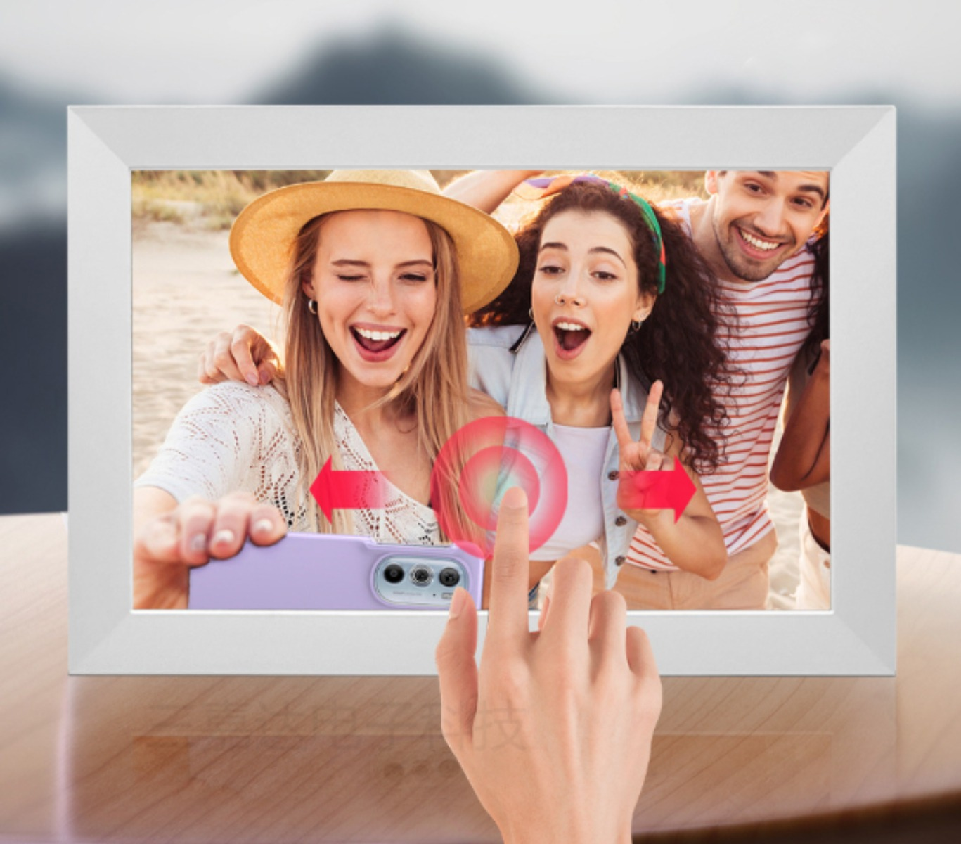 Drei Freunde machen ein Selfie. Einer hat einen Hut, einer macht ein Friedenszeichen. Telefon im Rahmen. Touchscreen-Effekt.