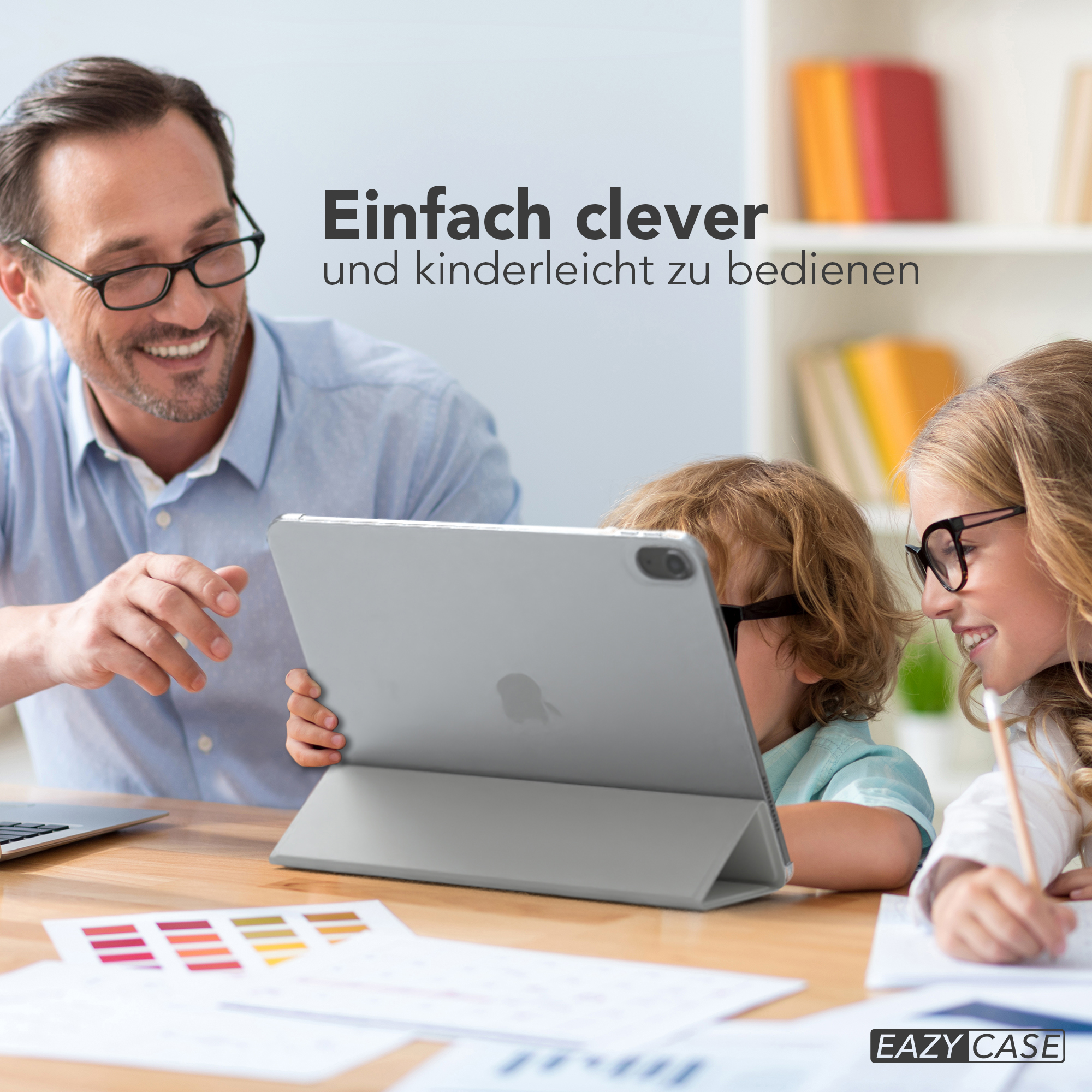Ein Mann und zwei Kinder schauen auf ein Tablet. Der Mann lächelt, und die Kinder sind konzentriert.