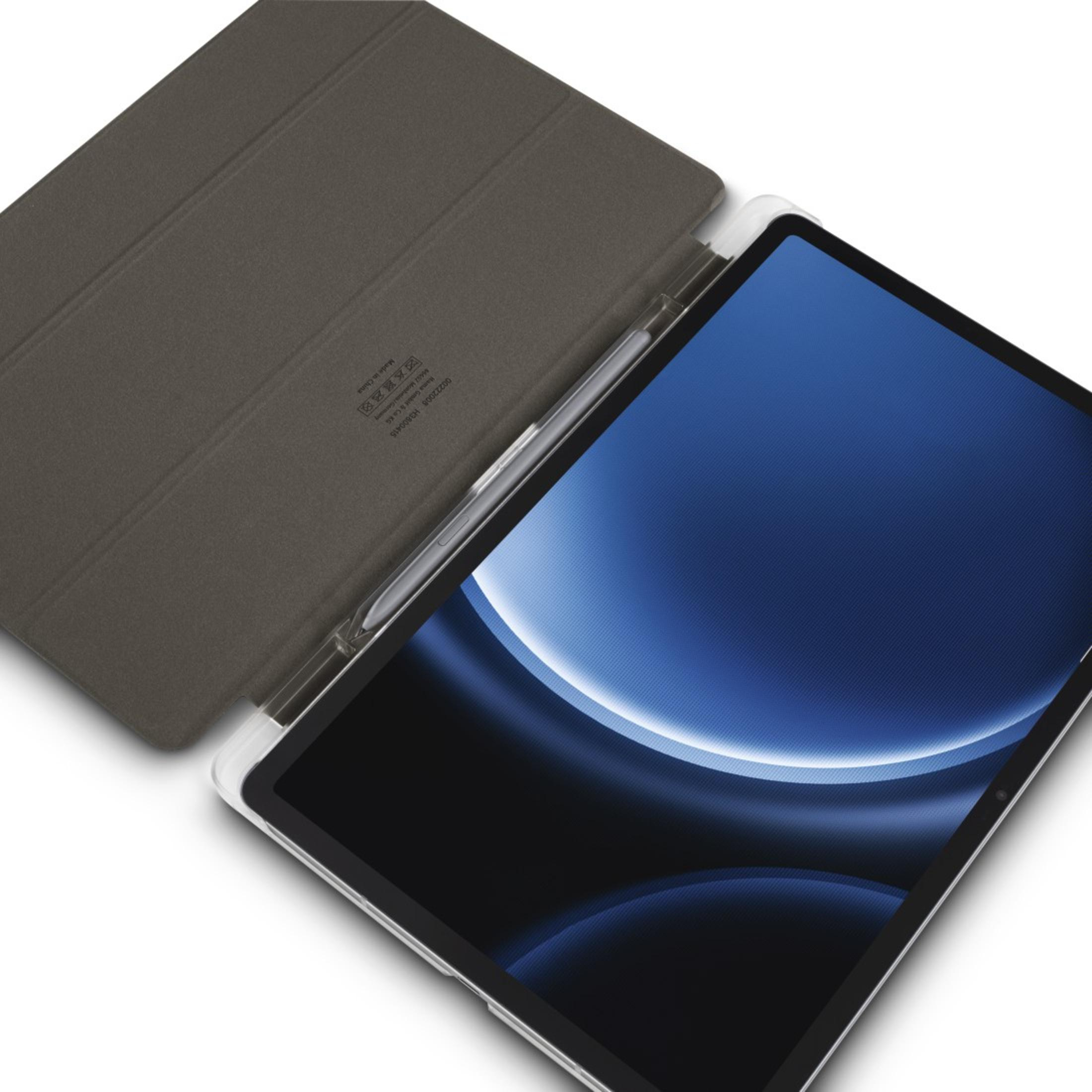 Ein Tablet mit Stift und brauner Hülle, geöffnet auf weißer Oberfläche.