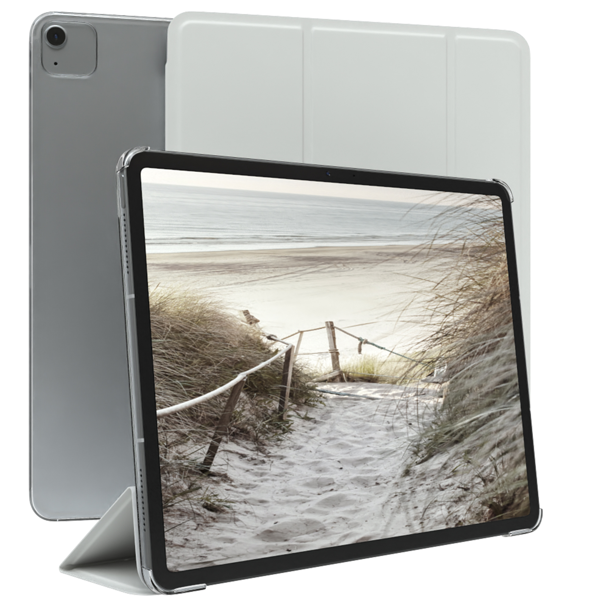 Ein silbernes Tablet mit einer Strandszene auf dem Bildschirm, mit weißer Hülle und grauen Tablet dahinter.