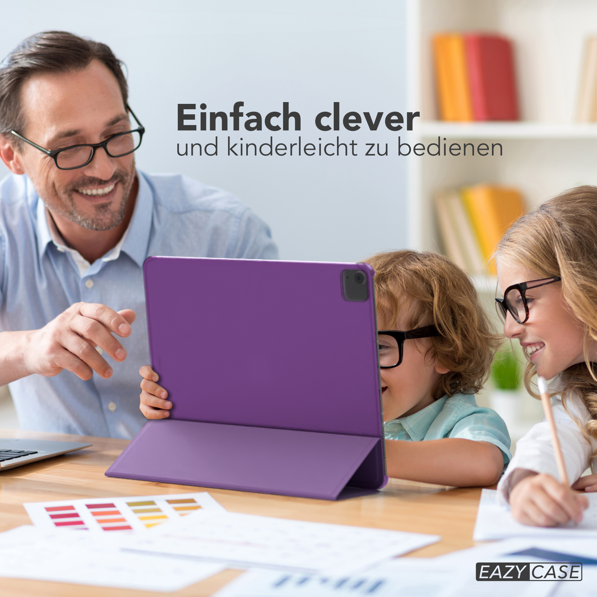 Ein Vater und zwei Kinder benutzen ein lila Tablet, lächeln und lachen.