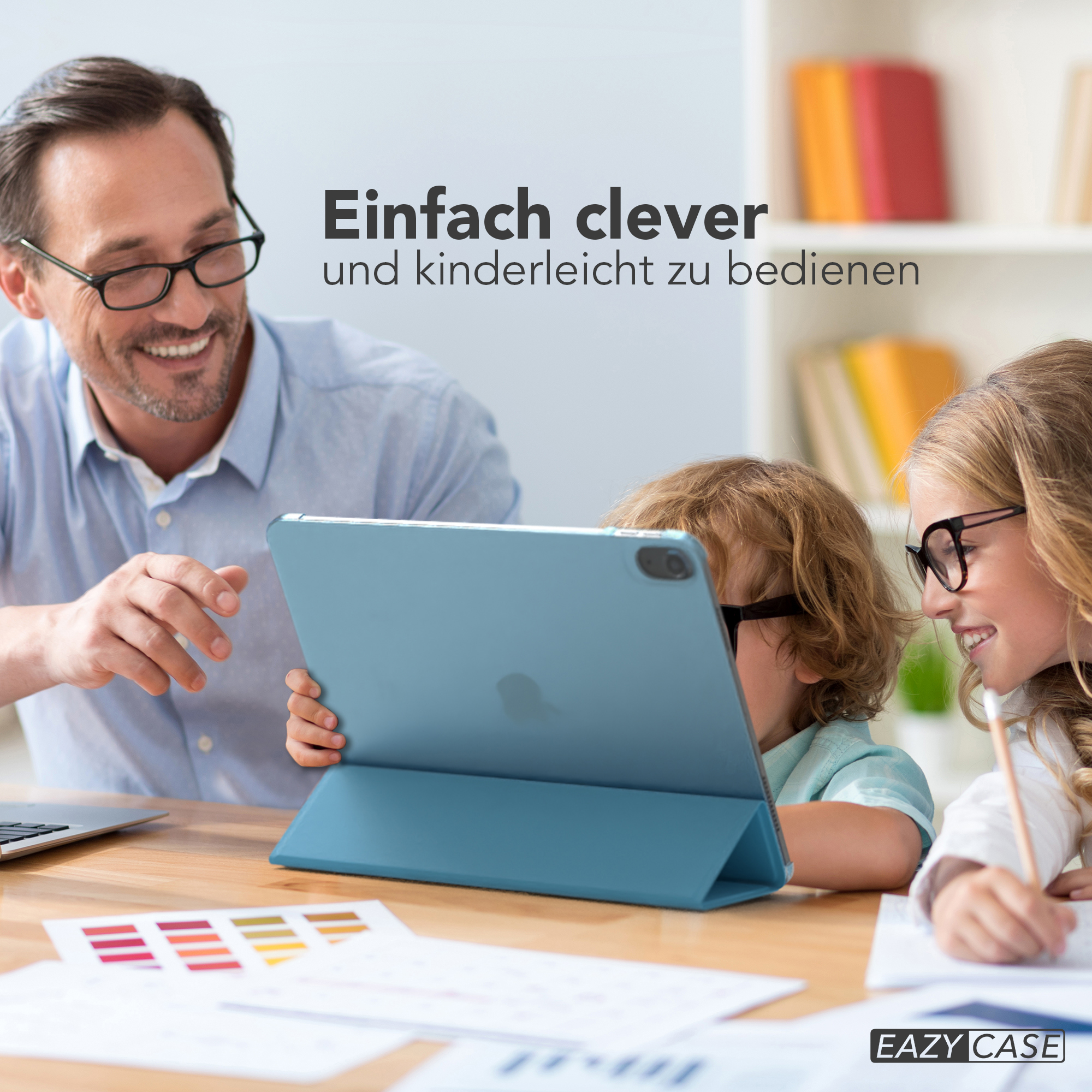 Ein Vater mit zwei Kindern, die auf ein Tablet schauen. Der Text lautet 'Einfach clever'.