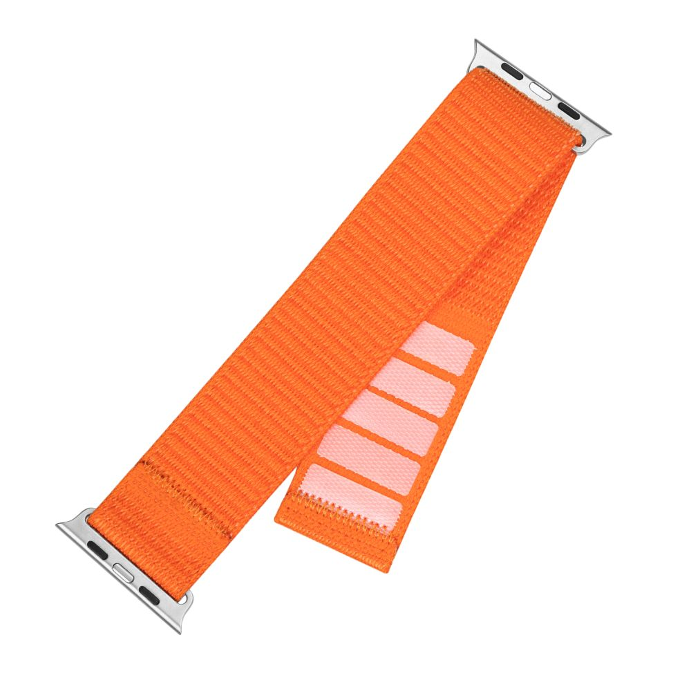 Ein oranges Apple Watch-Armband mit silberfarbenen Anschlüssen, auf weißem Hintergrund.